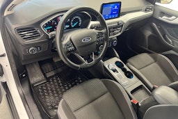 valkoinen Ford Focus 2022 kuva 7.