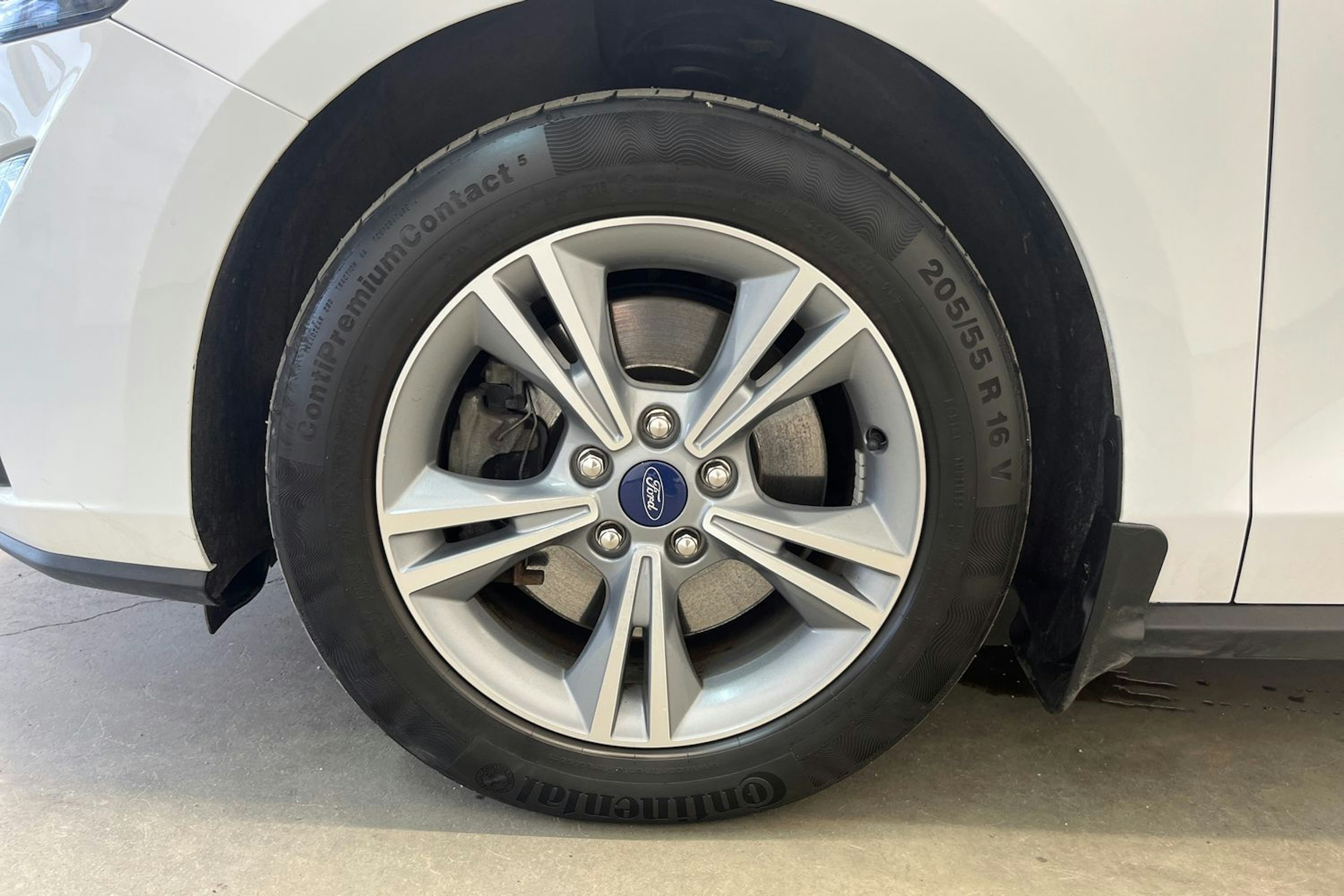 valkoinen Ford Focus 2022 kuva 11.