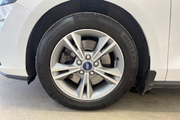 valkoinen Ford Focus 2022 kuva 11.