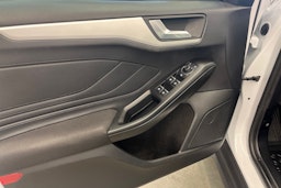 valkoinen Ford Focus 2022 kuva 14.