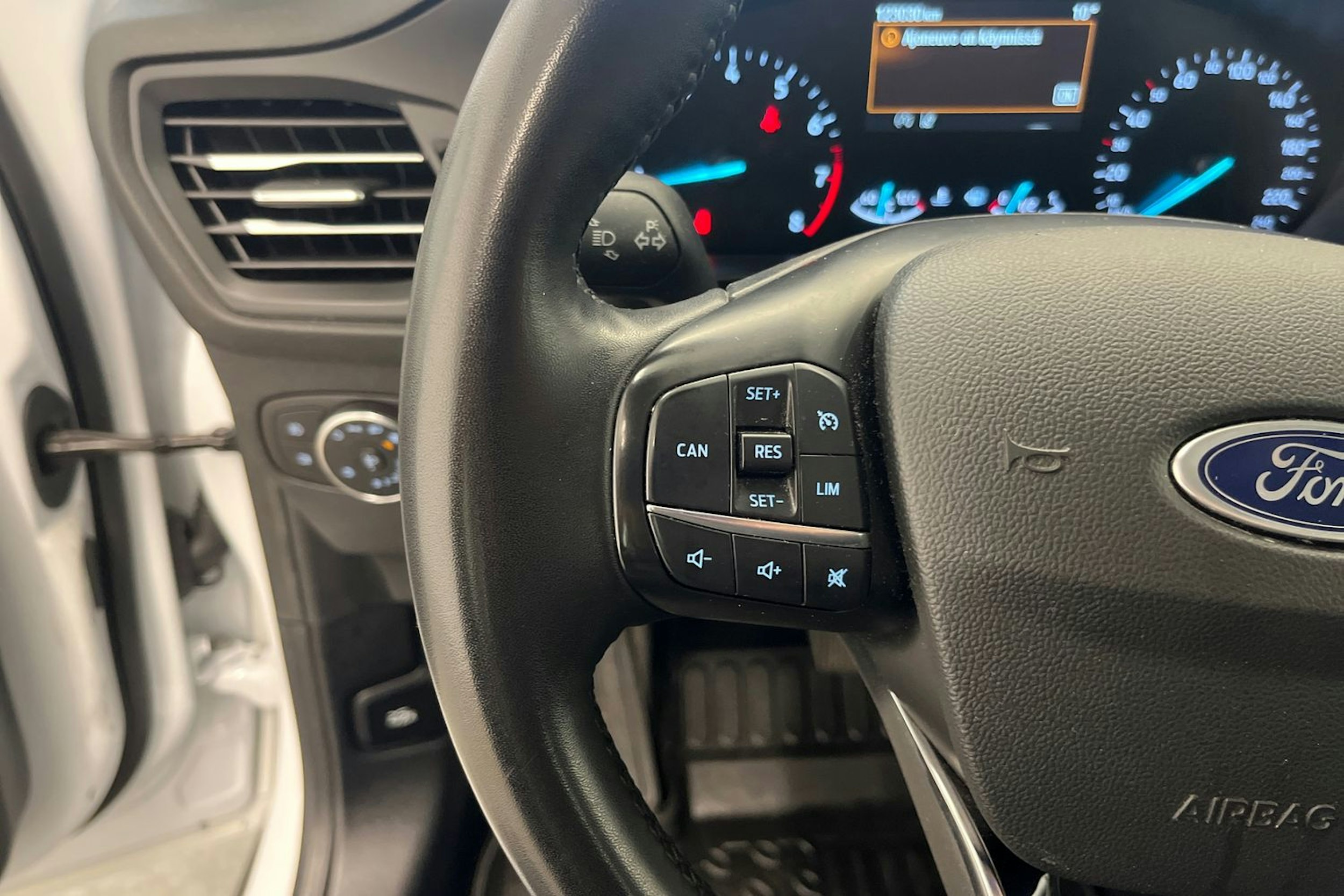 valkoinen Ford Focus 2022 kuva 15.