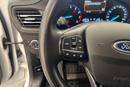 valkoinen Ford Focus 2022 kuva 15.