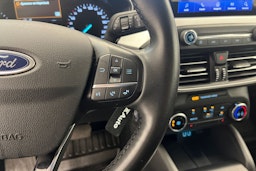 valkoinen Ford Focus 2022 kuva 16.