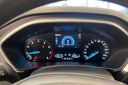 valkoinen Ford Focus 2022 kuva 17.