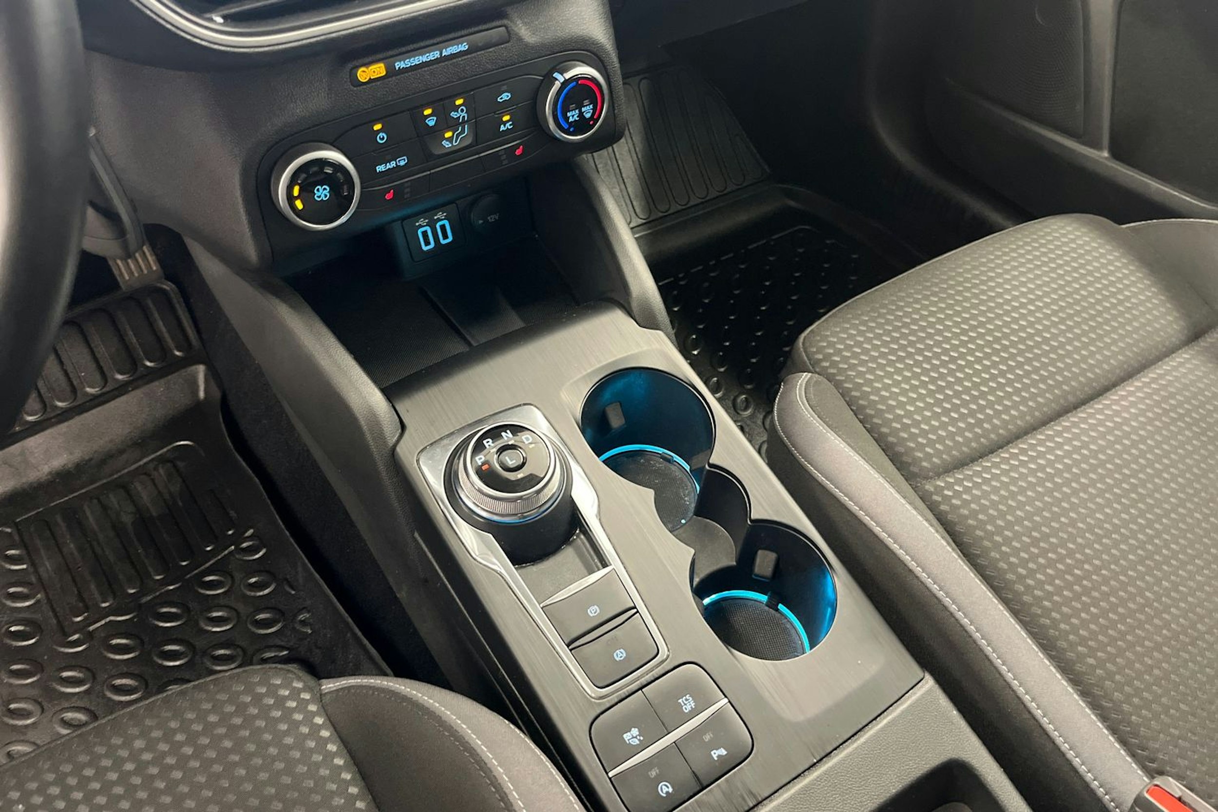 valkoinen Ford Focus 2022 kuva 20.