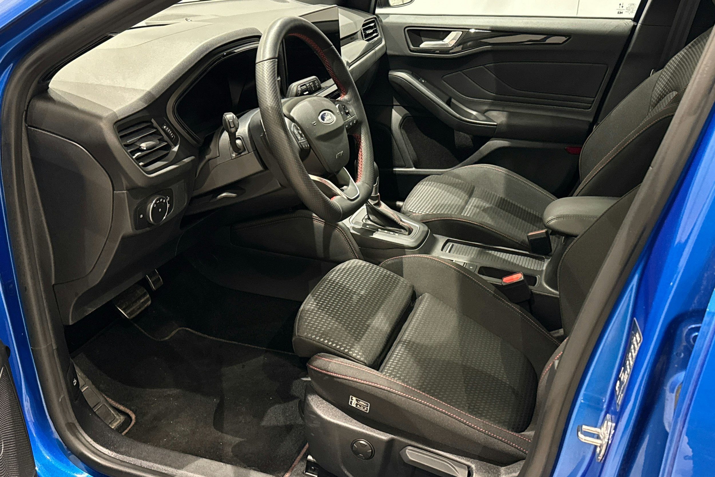 sininen Ford Focus 2023 kuva 6.