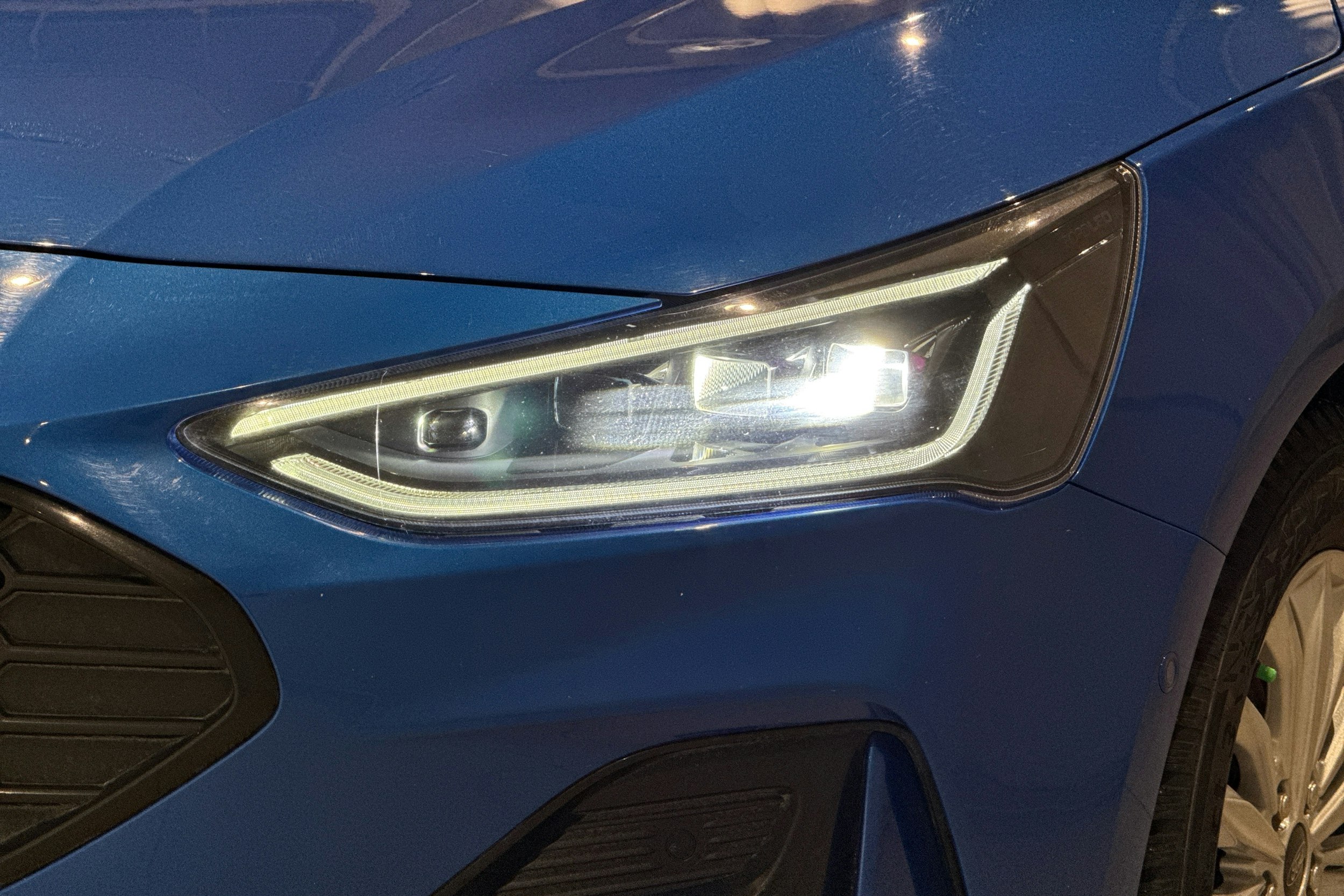 sininen Ford Focus 2023 kuva 12.