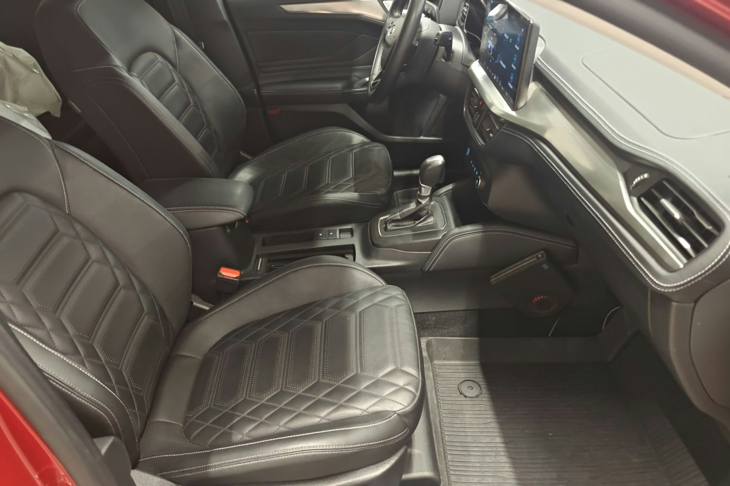 punainen Ford Focus 2023 kuva 14.