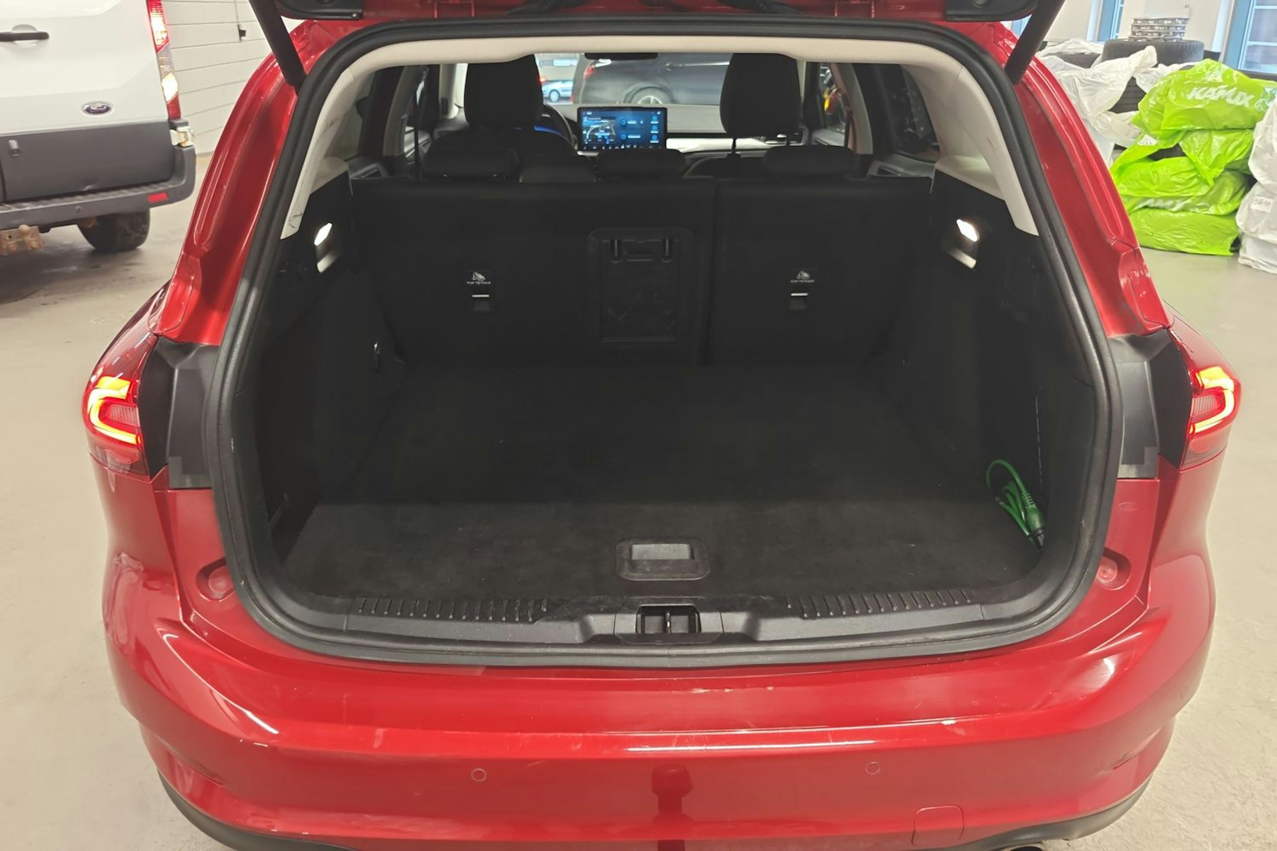 punainen Ford Focus 2023 kuva 16.