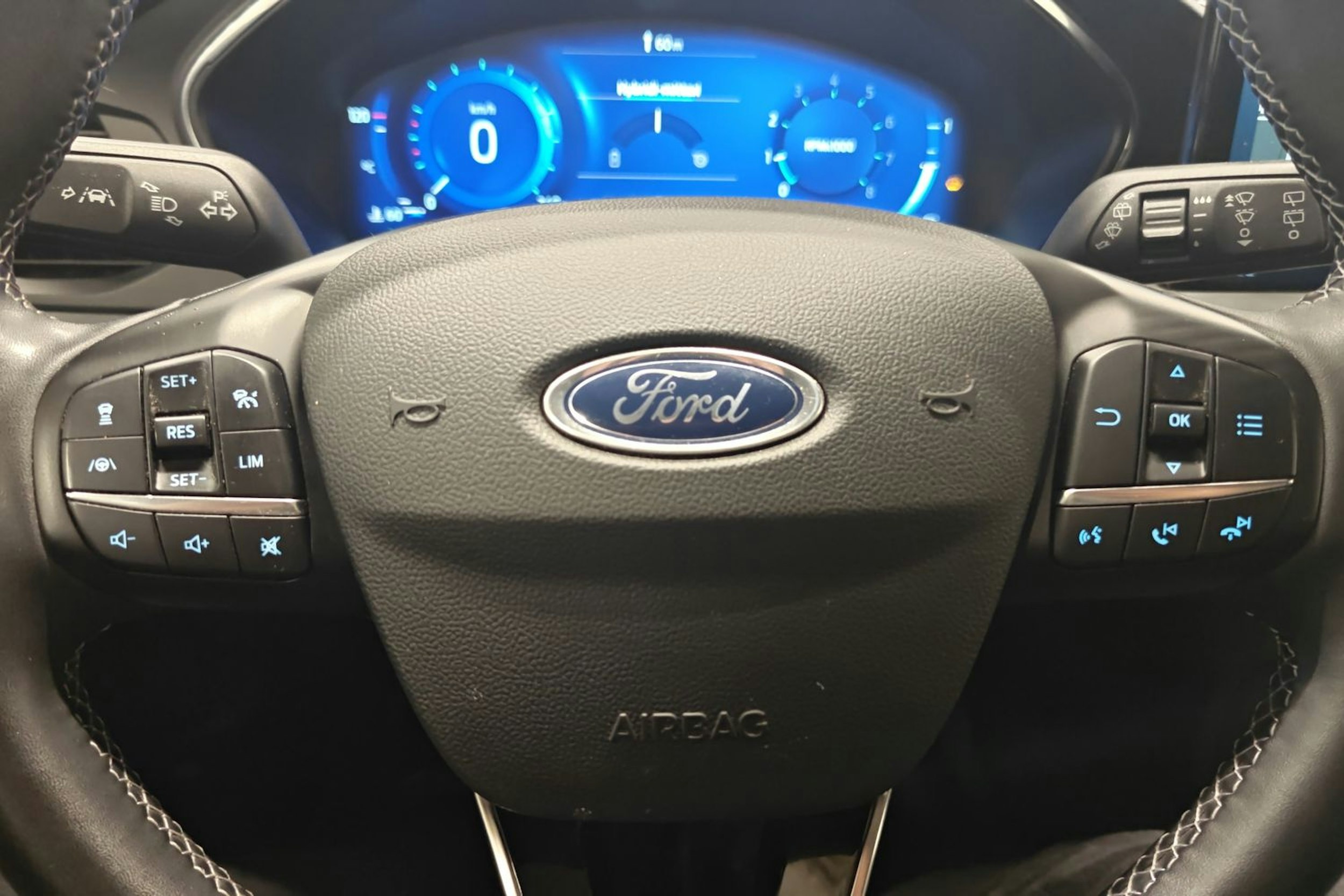 punainen Ford Focus 2023 kuva 18.