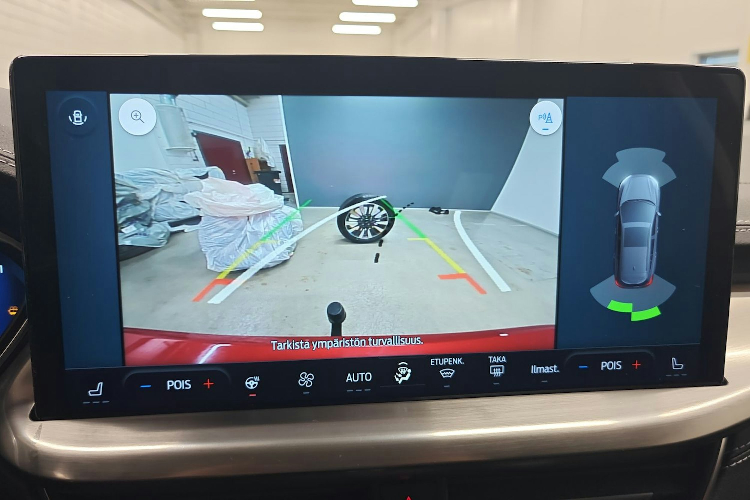 punainen Ford Focus 2023 kuva 21.