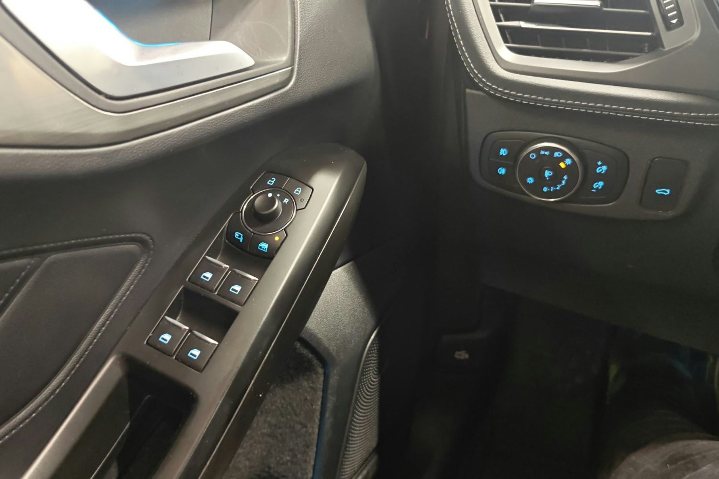 punainen Ford Focus 2023 kuva 23.