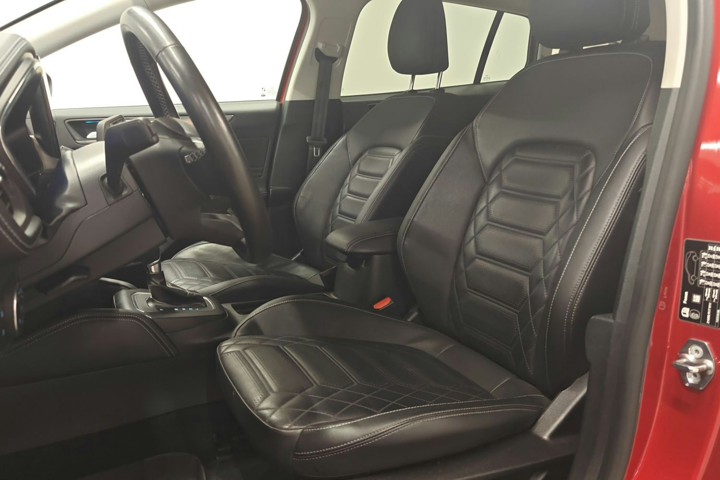 punainen Ford Focus 2023 kuva 24.