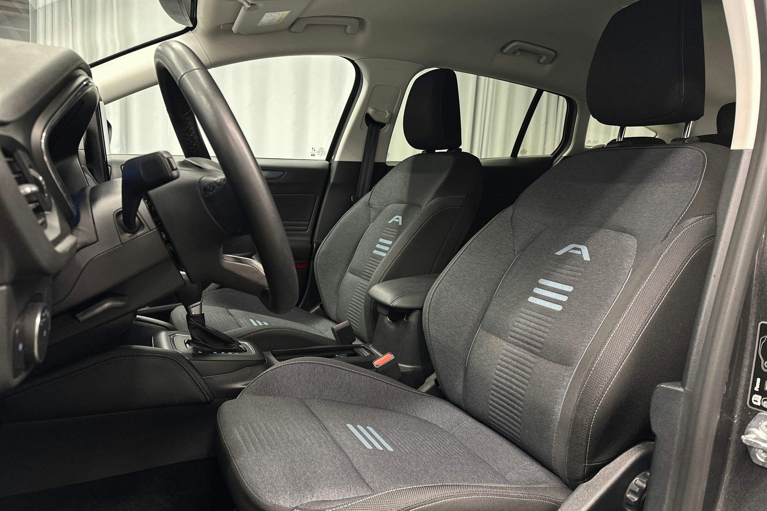 harmaa Ford Focus 2024 kuva 15.