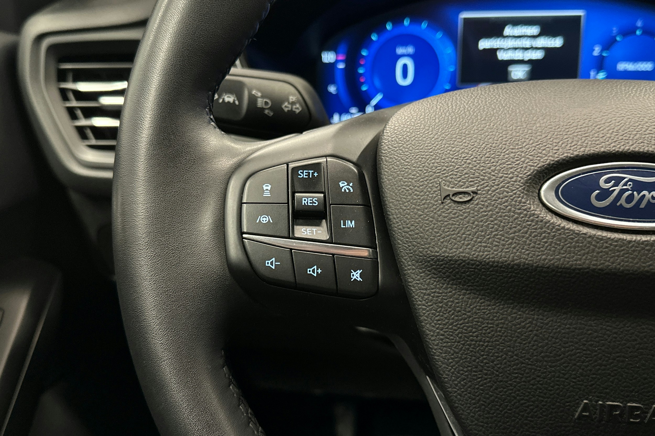 harmaa Ford Focus 2024 kuva 17.