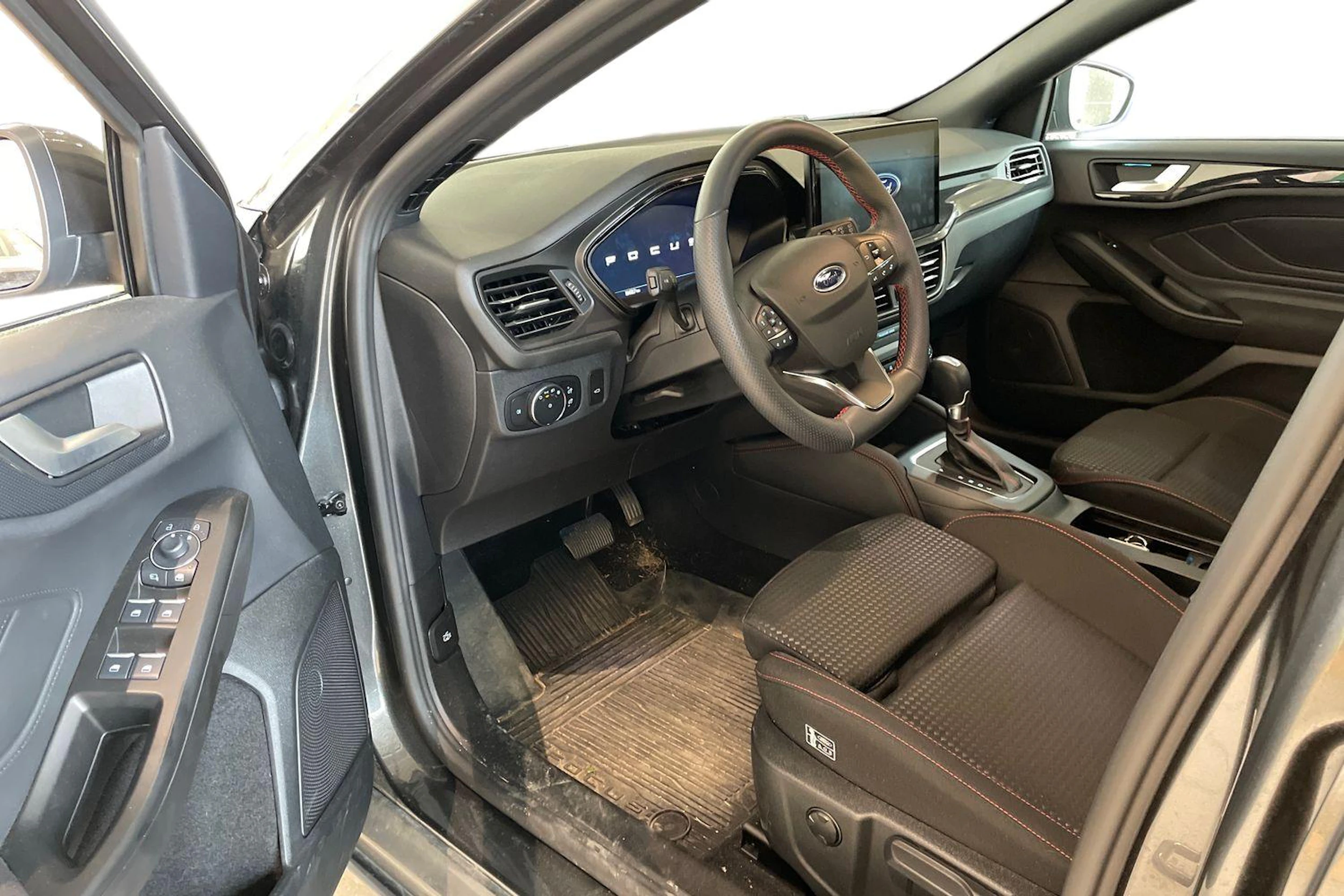 Harmaa Ford FOCUS 2024 kuva 3.
