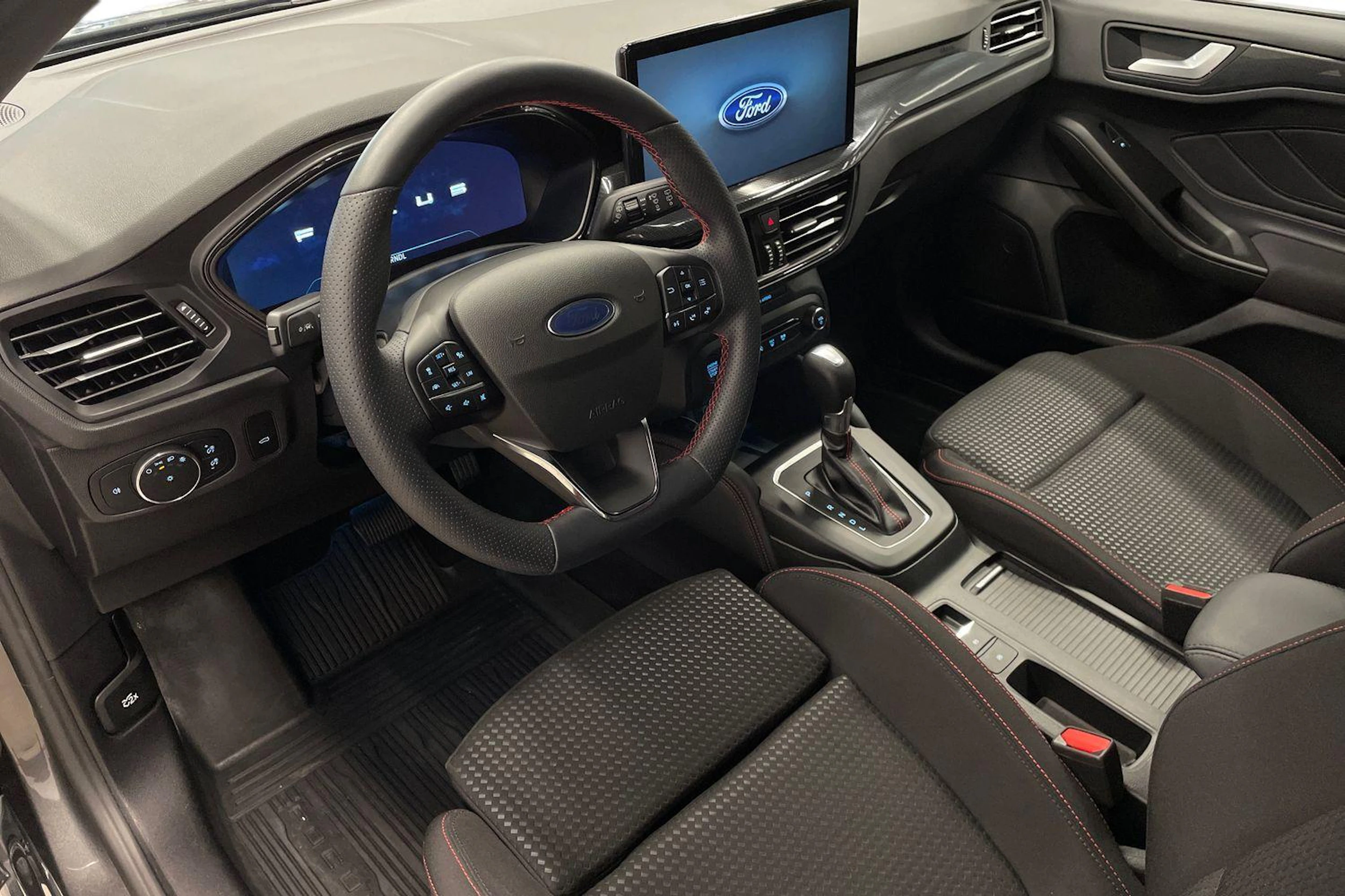 Harmaa Ford FOCUS 2024 kuva 6.