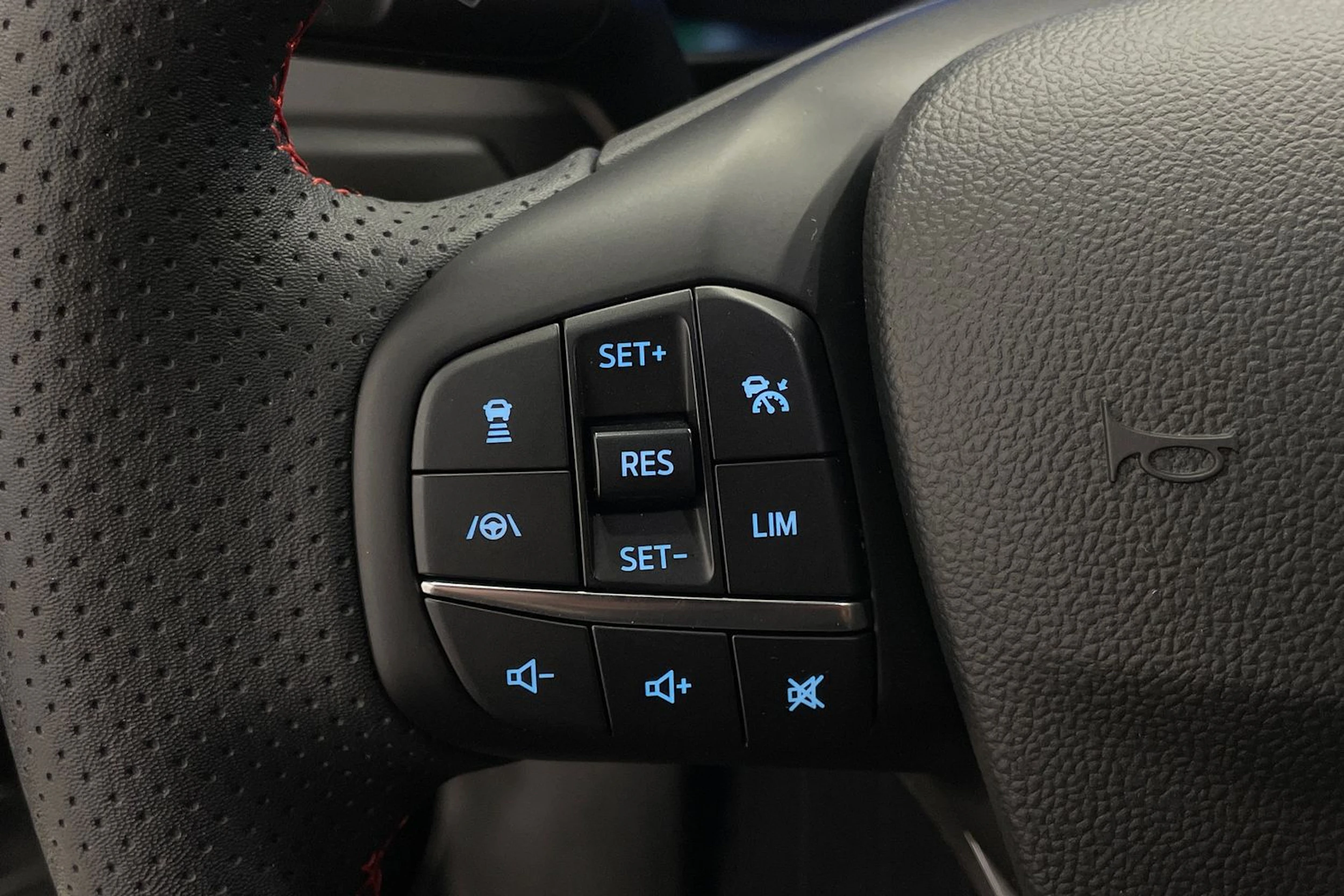 Harmaa Ford FOCUS 2024 kuva 13.