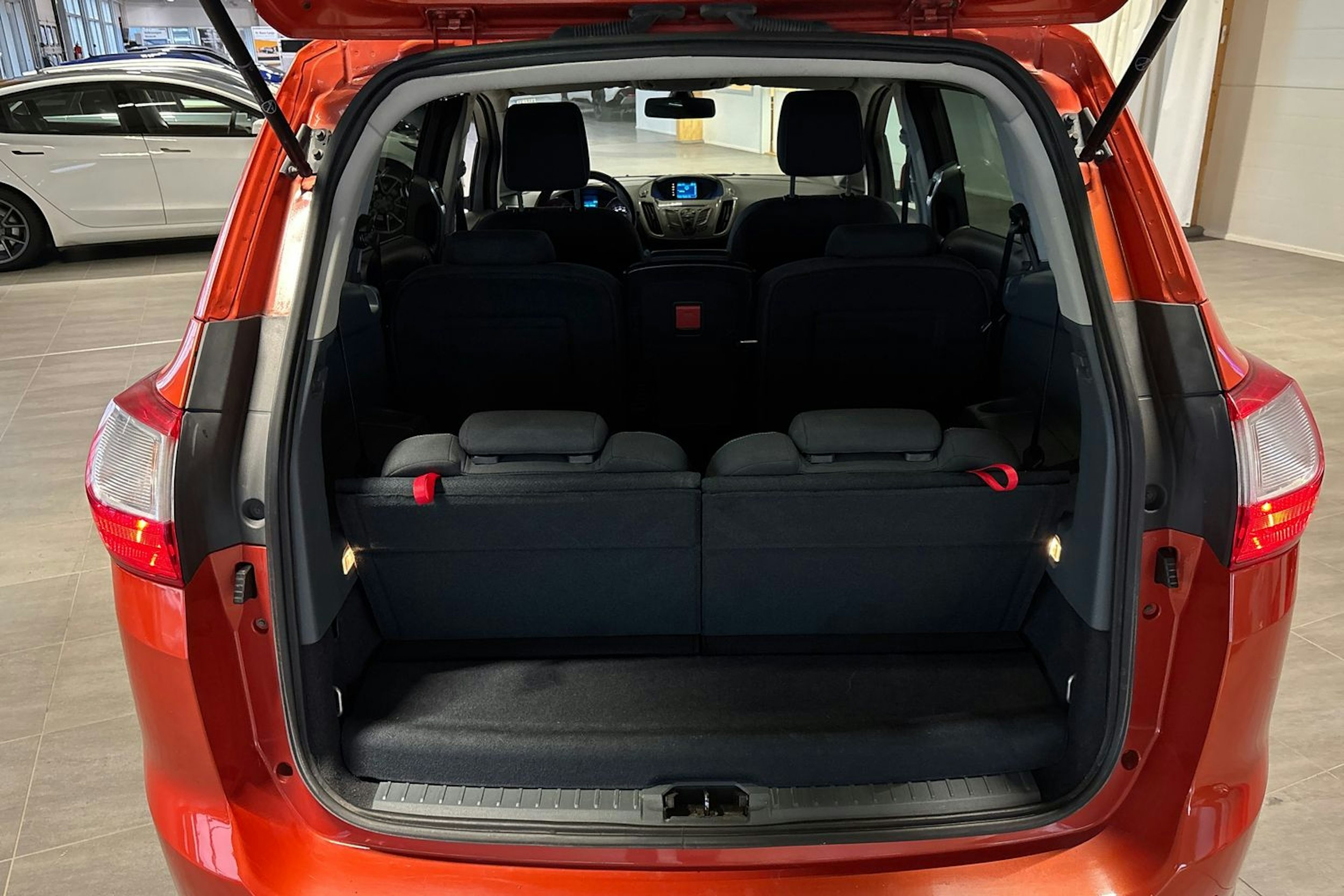 punainen Ford Grand C-Max 2012 kuva 18.