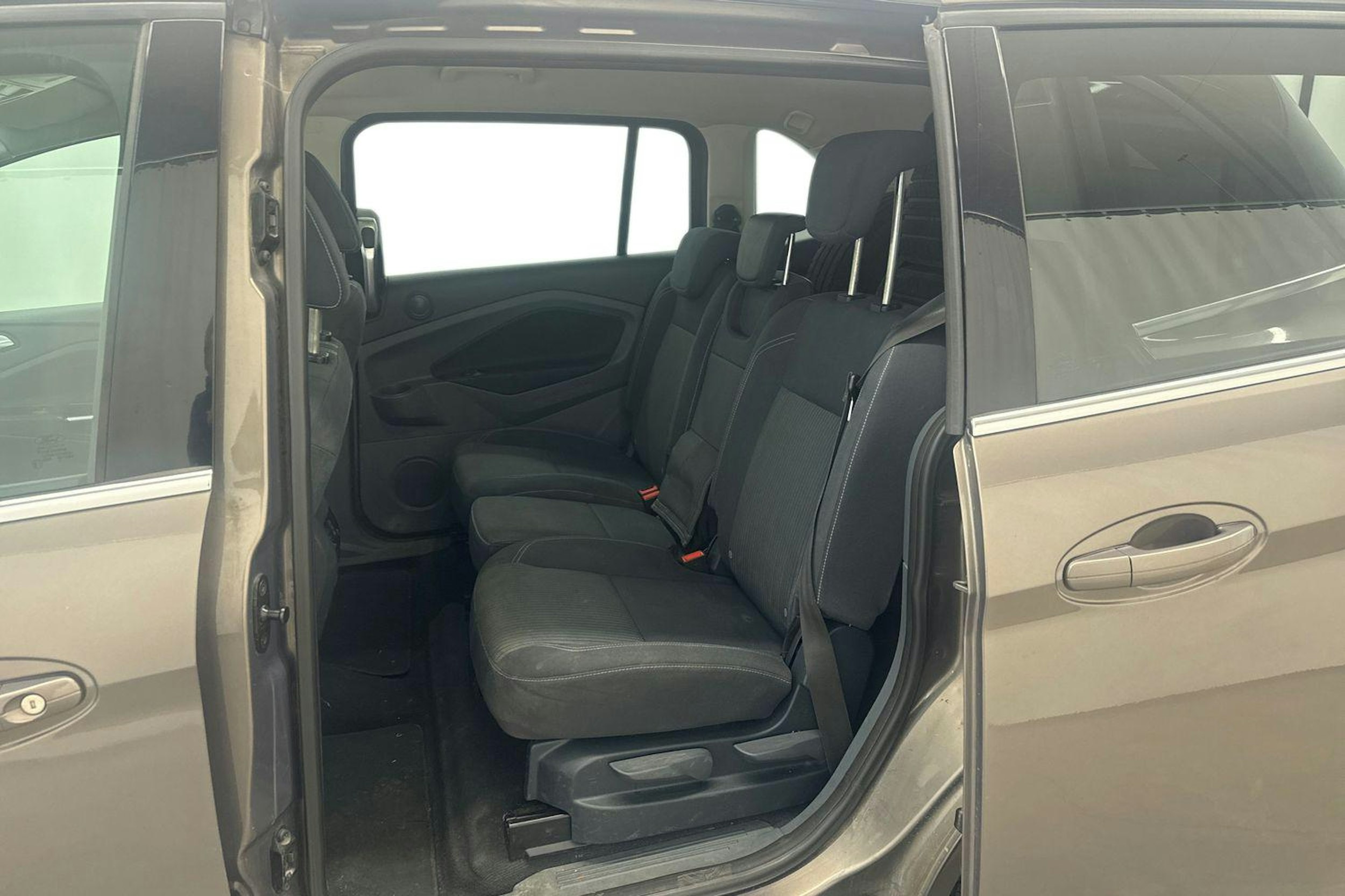 Ruskea (beige) Ford Grand C-Max 2013 kuva 8.