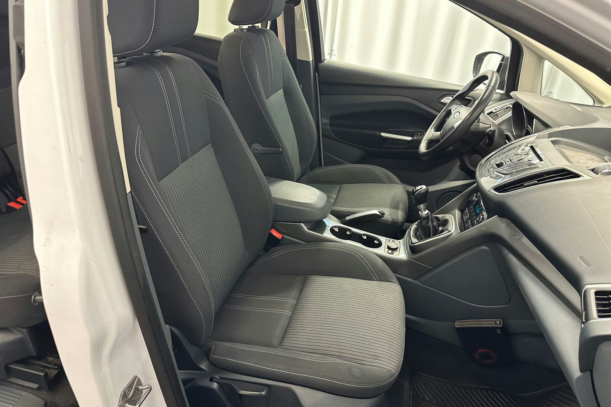 valkoinen Ford Grand C-Max 2014 kuva 15.