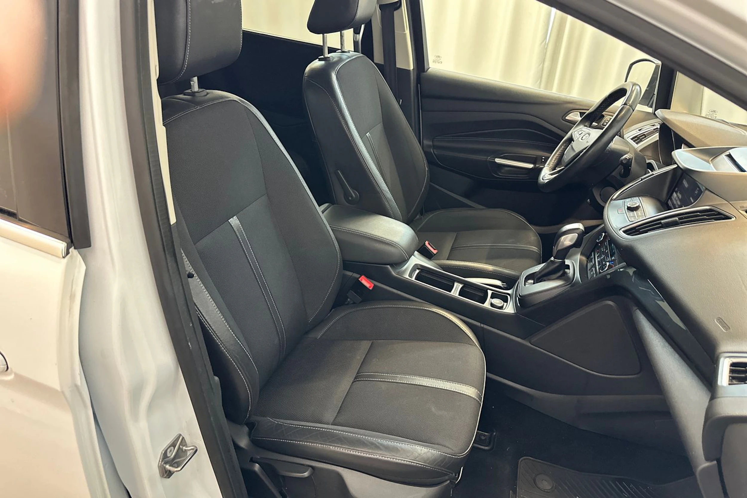 valkoinen Ford Grand C-Max 2016 kuva 15.