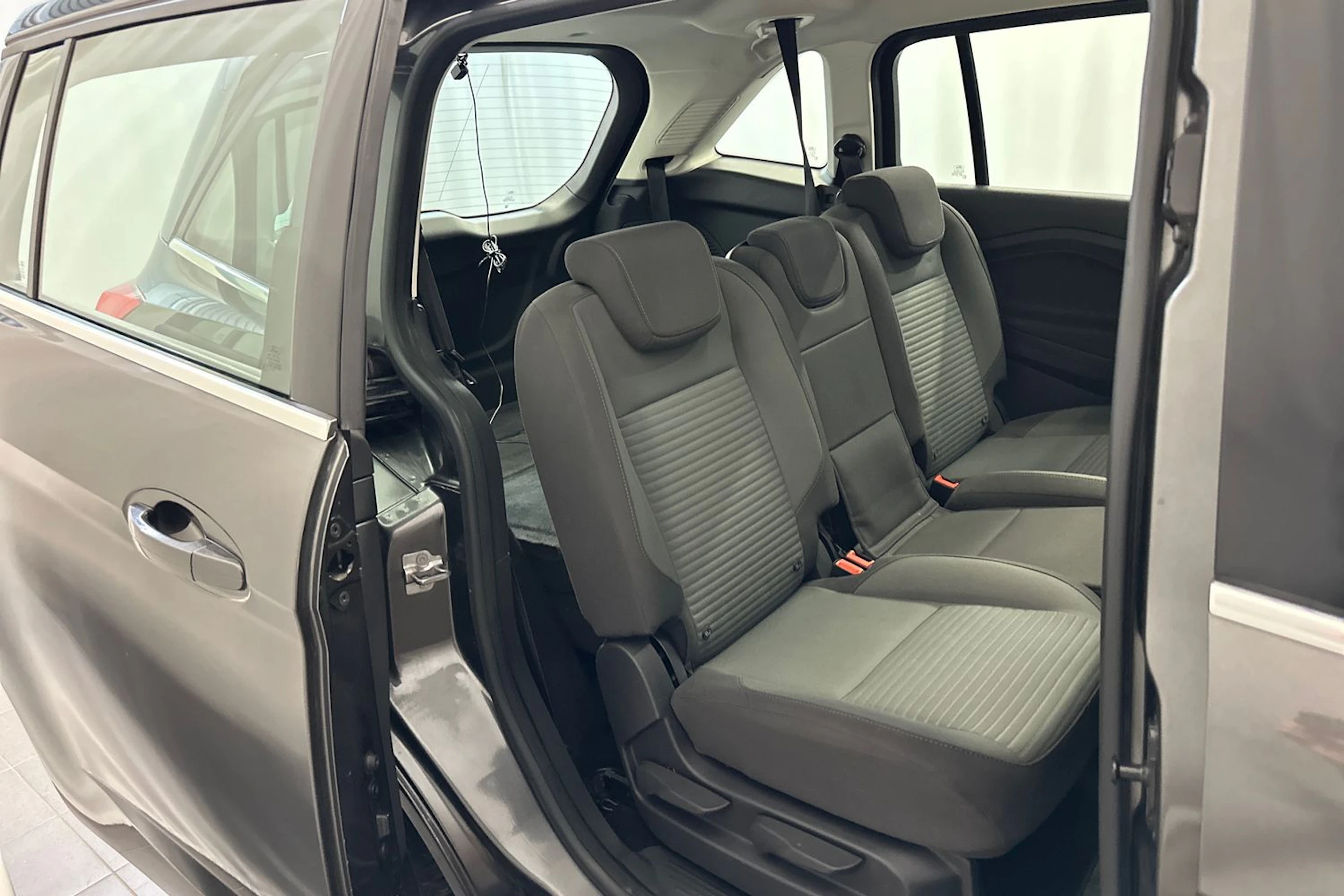 harmaa Ford Grand C-Max 2016 kuva 22.