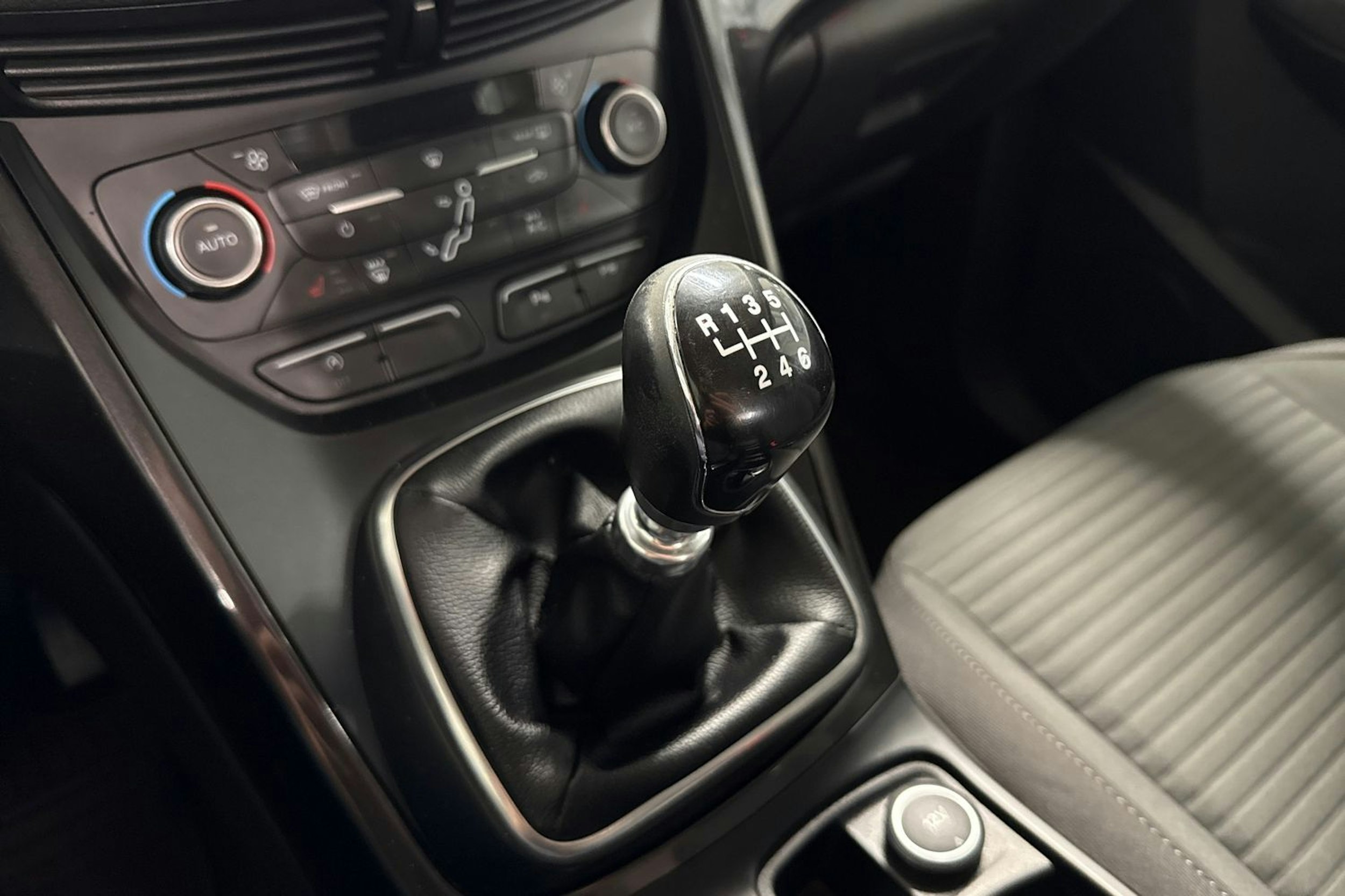 harmaa Ford Grand C-Max 2016 kuva 18.