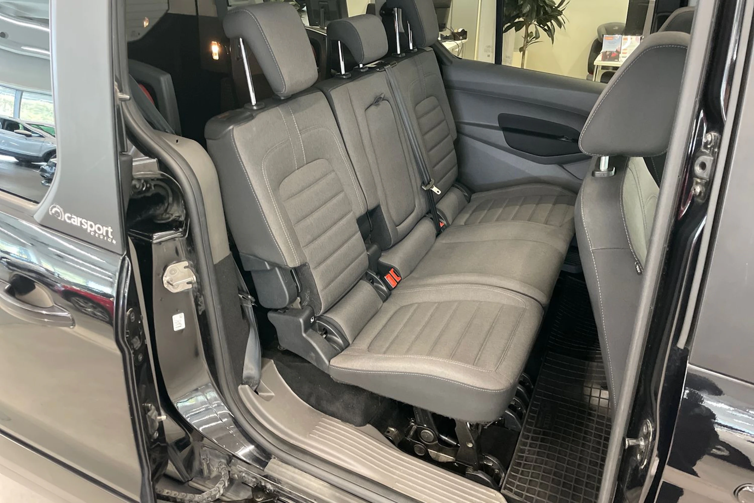 Musta Ford Grand Tourneo Connec 2021 kuva 13.