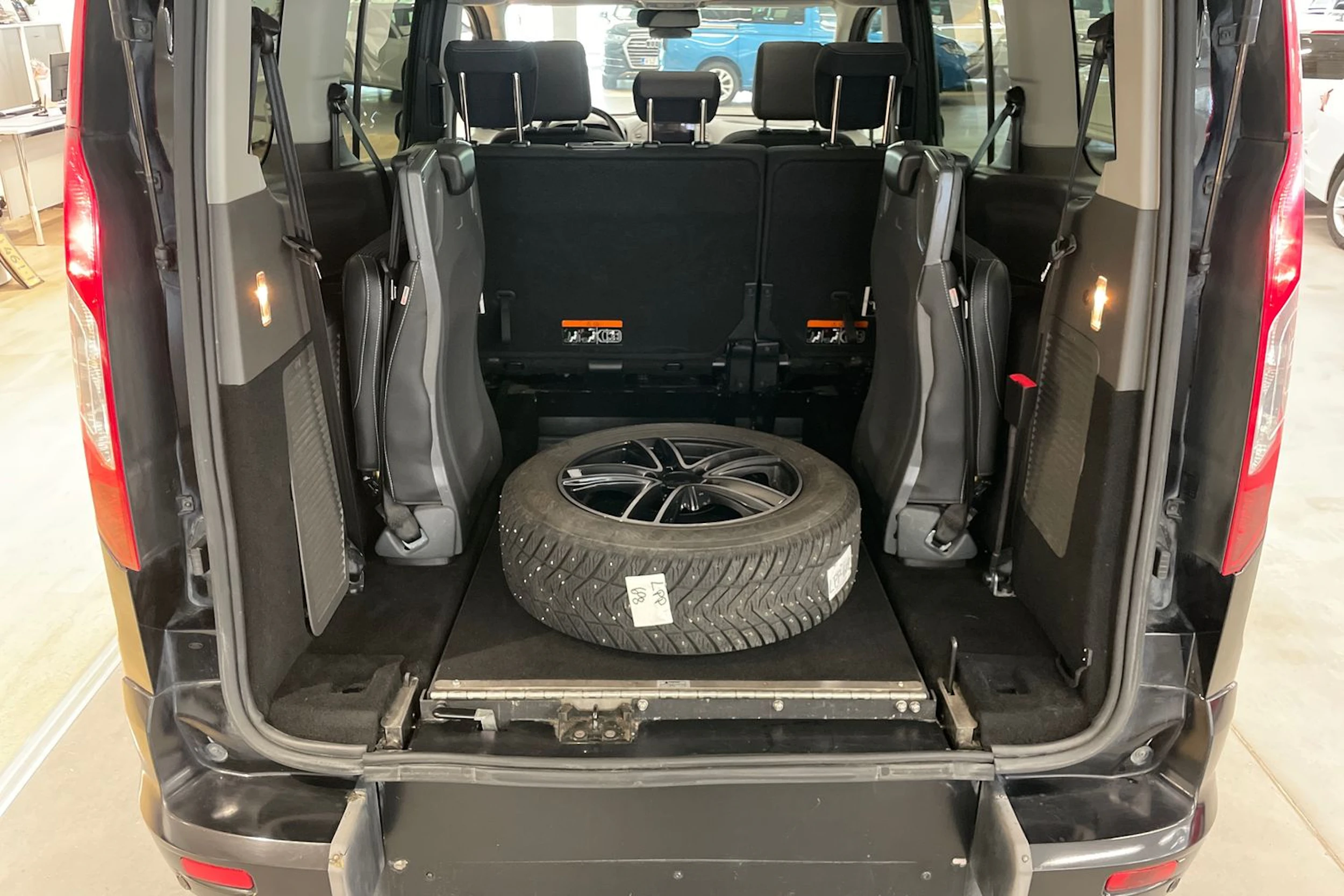Musta Ford Grand Tourneo Connec 2021 kuva 16.