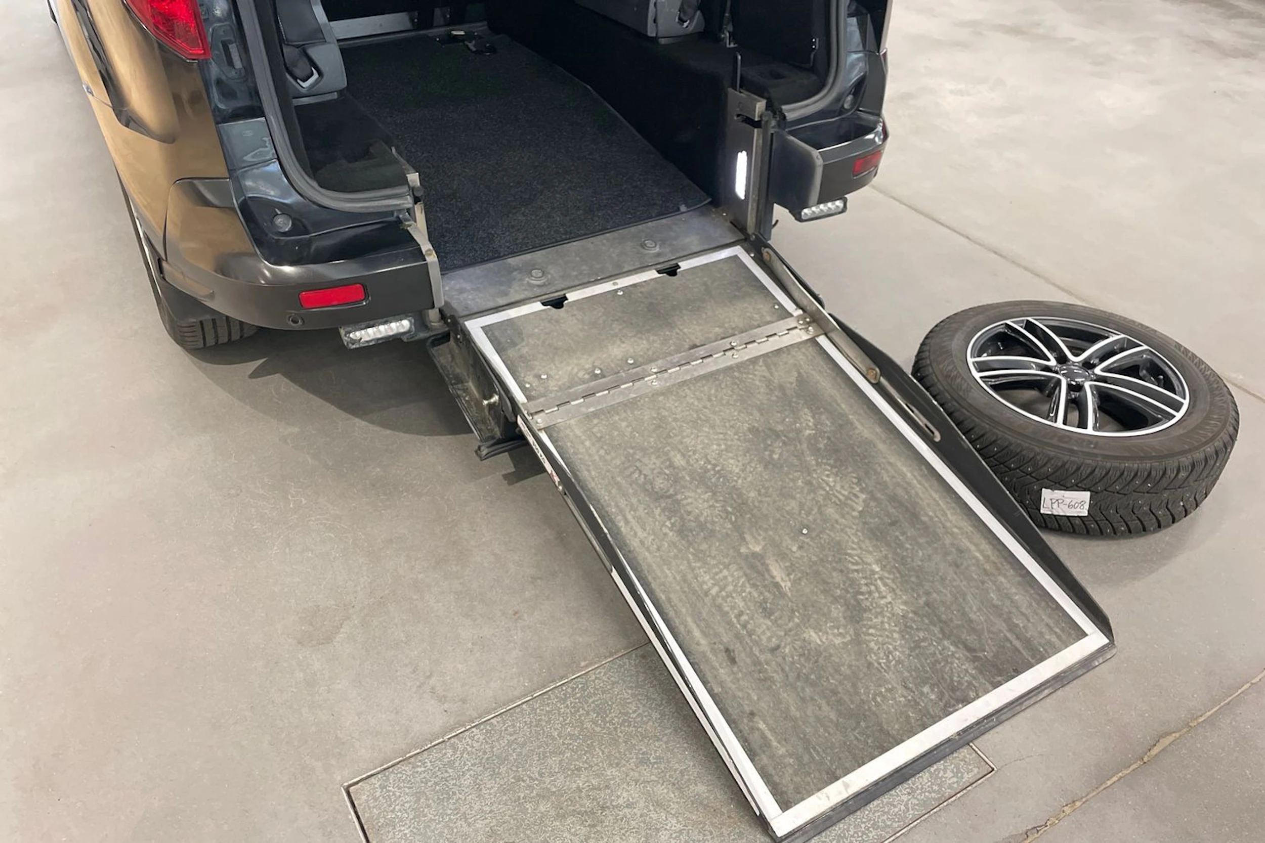 Musta Ford Grand Tourneo Connec 2021 kuva 17.