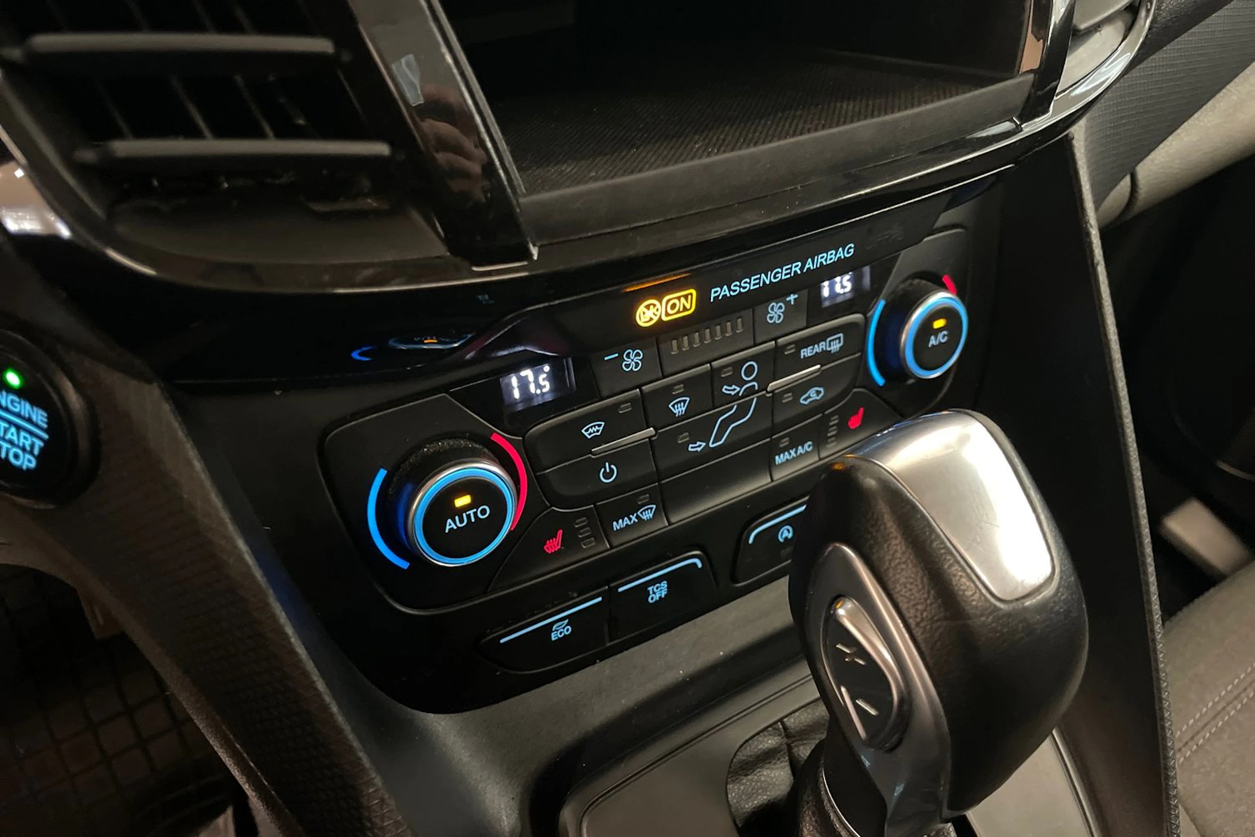 Musta Ford Grand Tourneo Connec 2021 kuva 18.