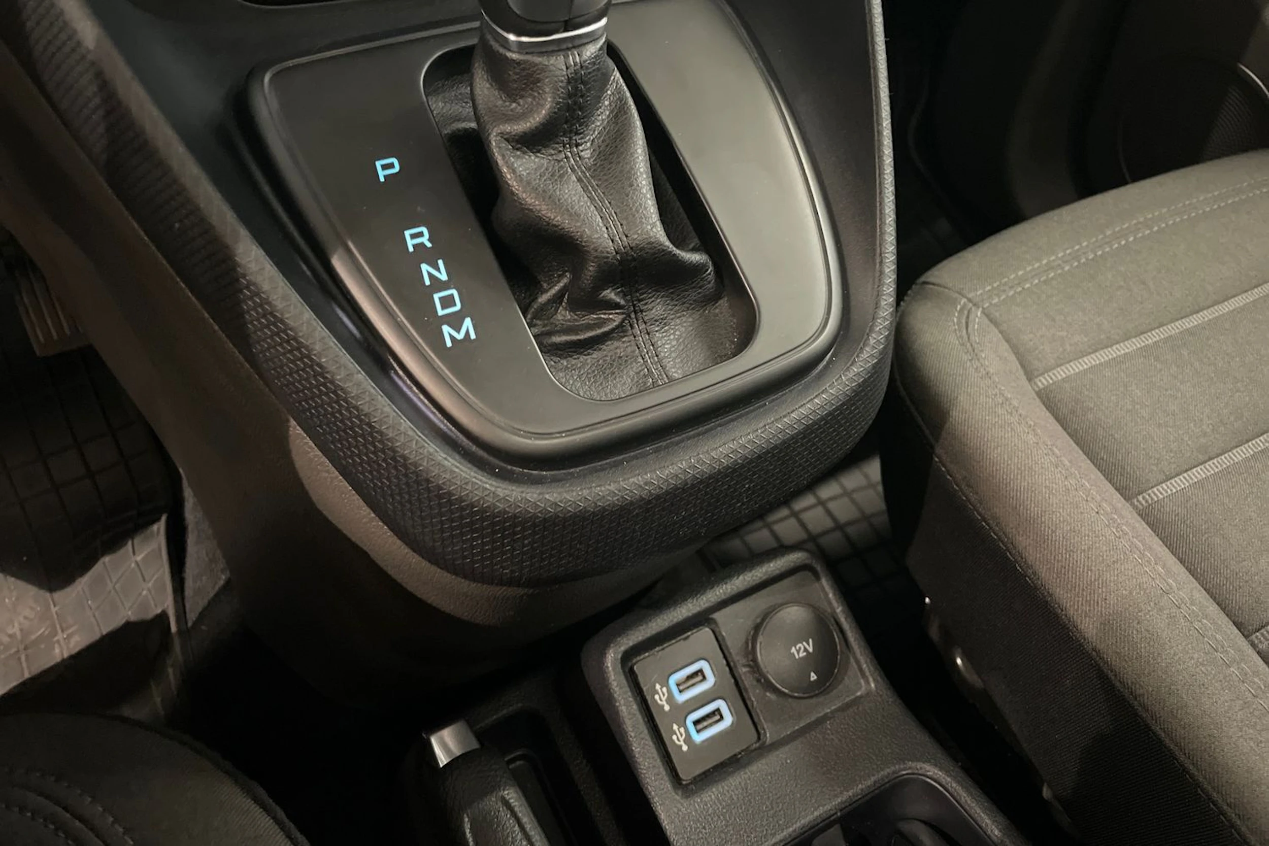 Musta Ford Grand Tourneo Connec 2021 kuva 19.