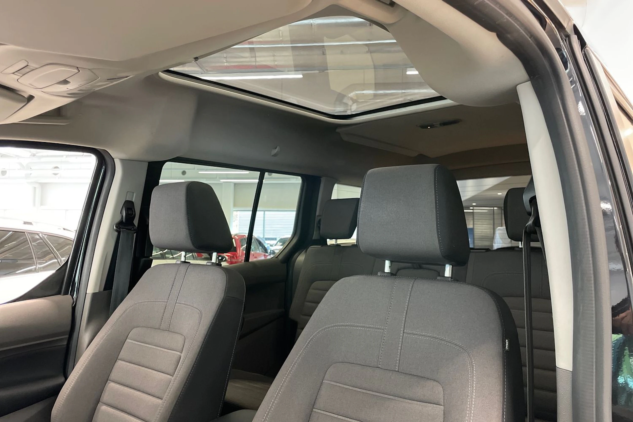 Musta Ford Grand Tourneo Connec 2021 kuva 26.