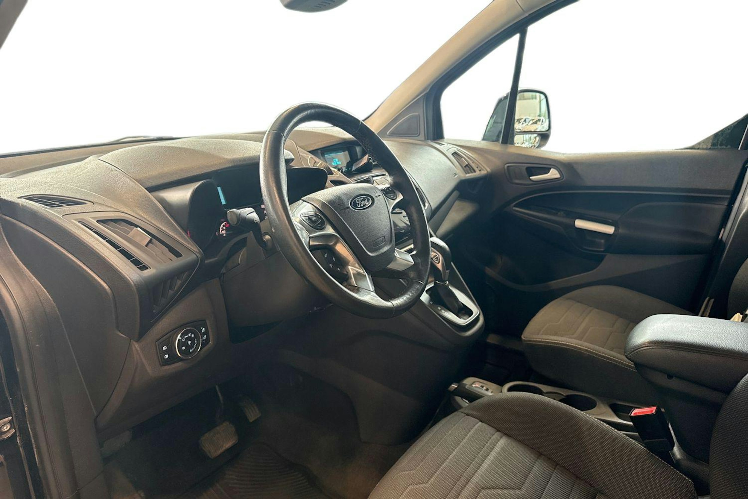 musta Ford Grand Tourneo Connect 2017 kuva 7.