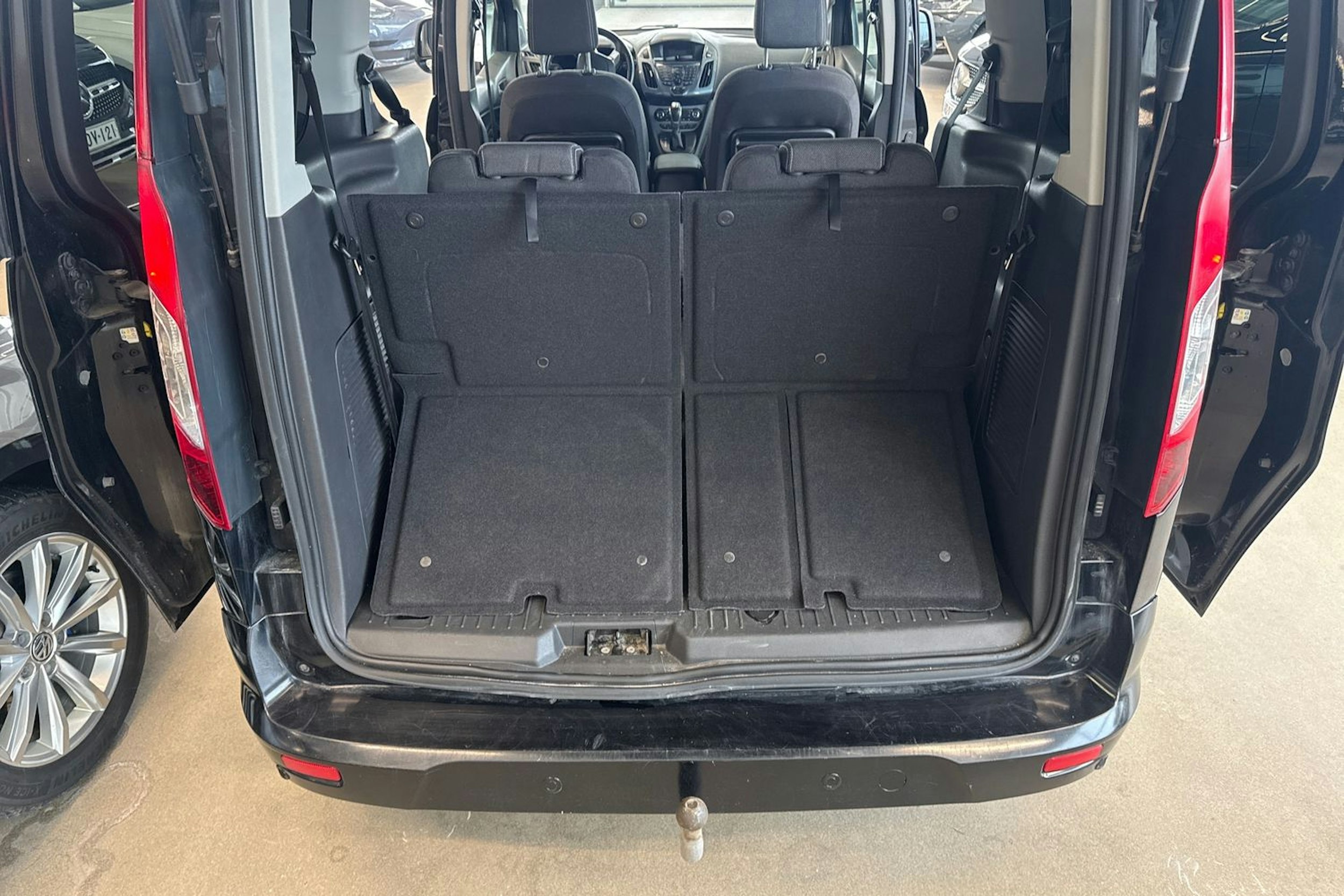 musta Ford Grand Tourneo Connect 2017 kuva 18.