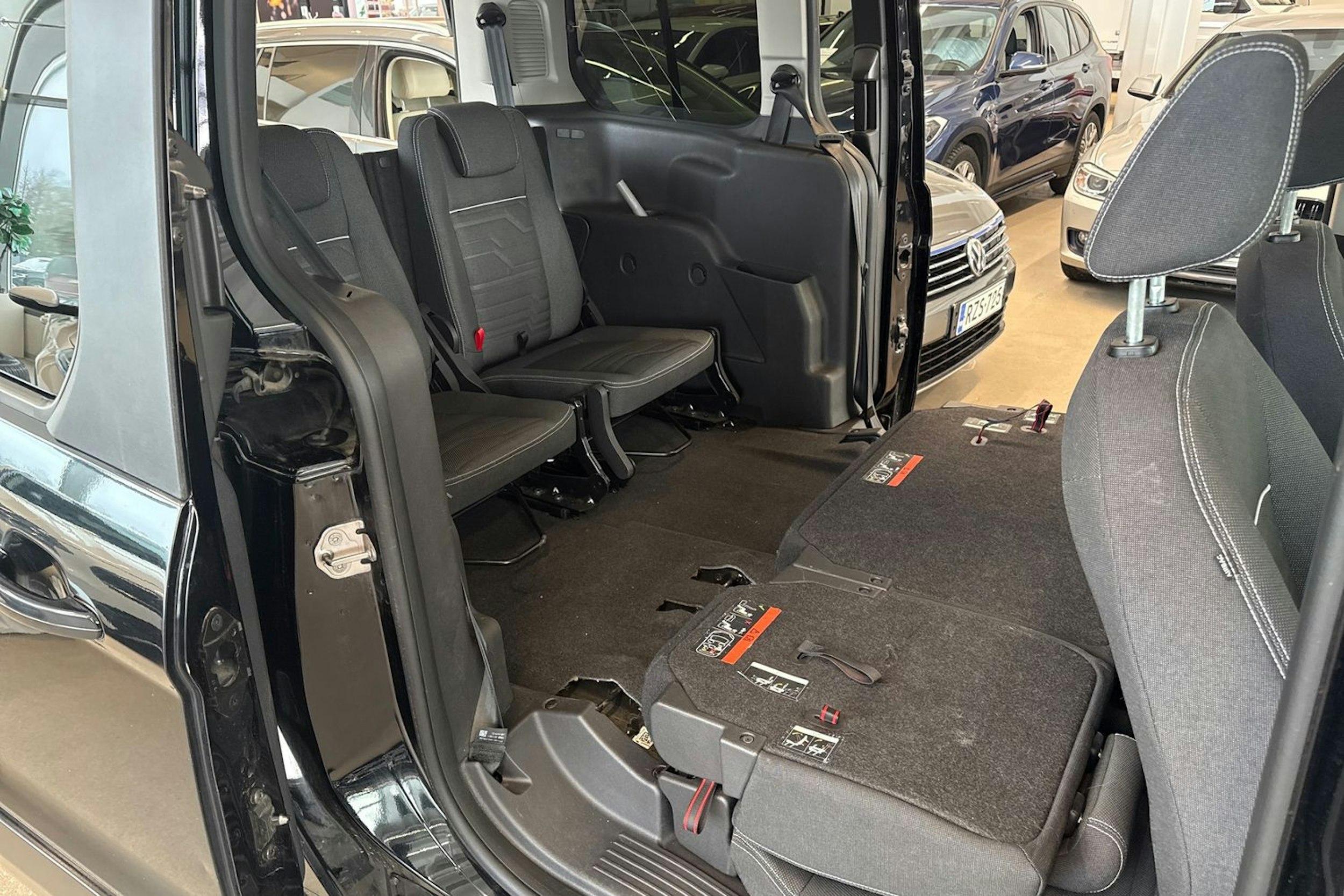 musta Ford Grand Tourneo Connect 2017 kuva 19.