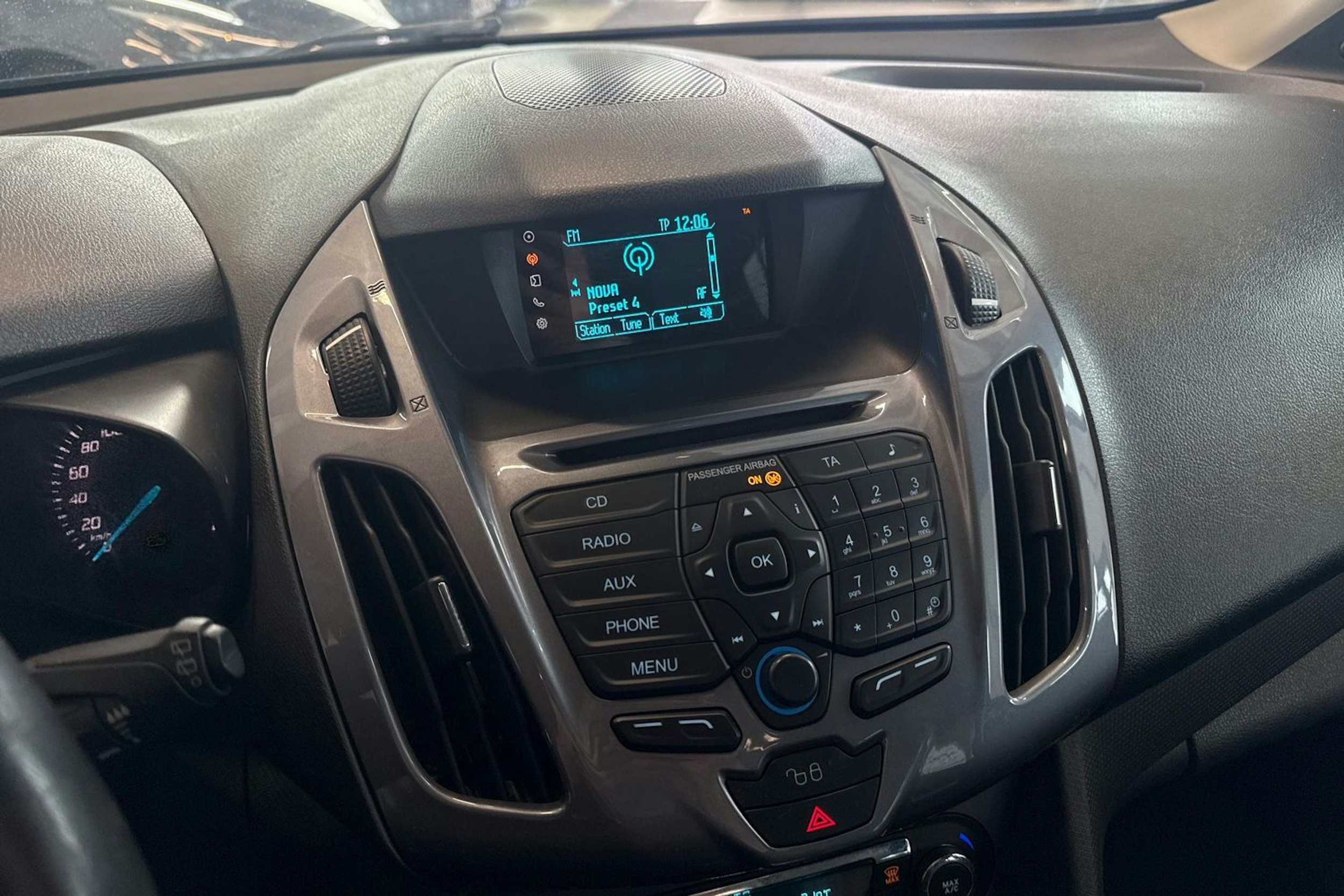 musta Ford Grand Tourneo Connect 2017 kuva 30.