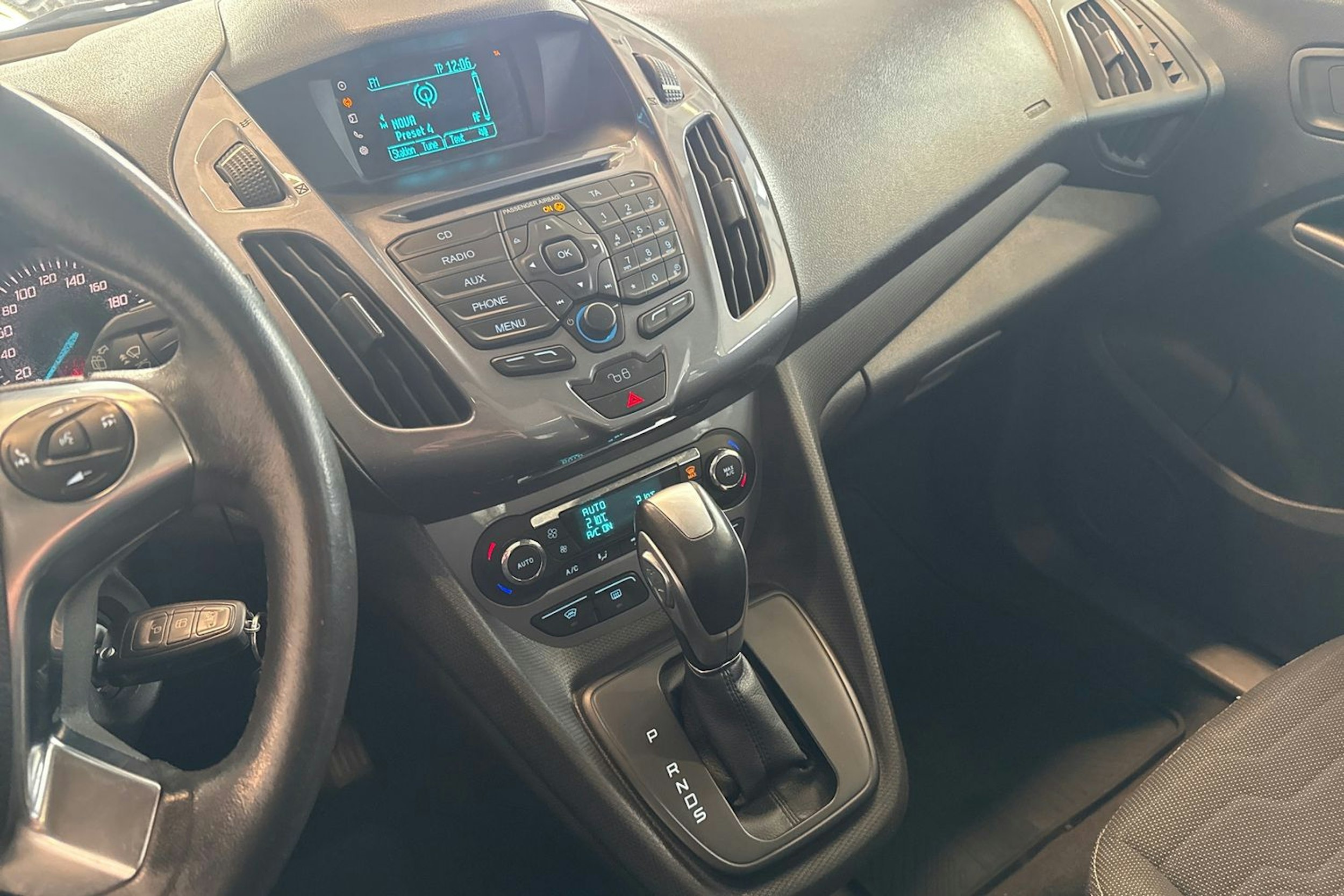 musta Ford Grand Tourneo Connect 2017 kuva 32.