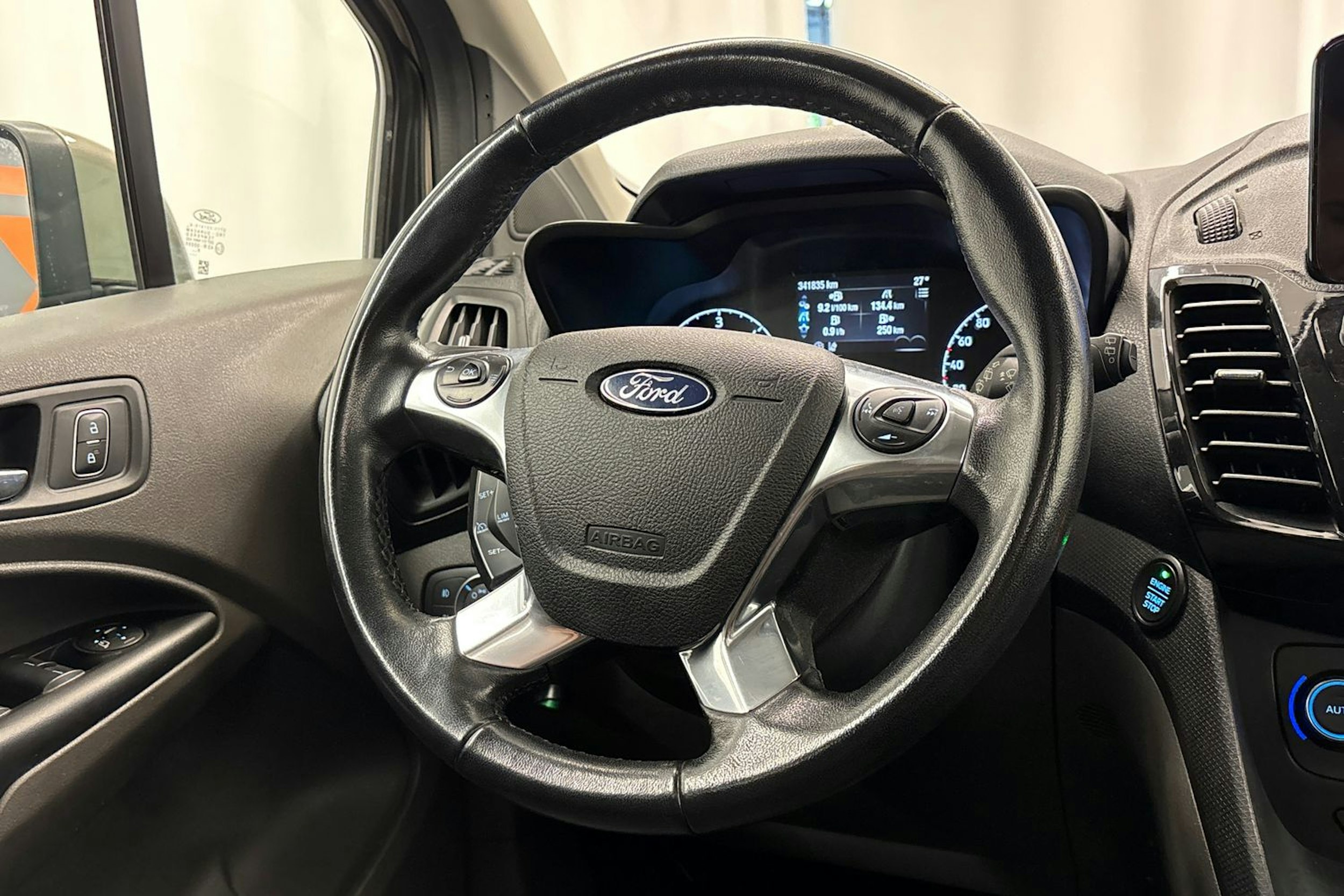 harmaa Ford Grand Tourneo Connect 2018 kuva 15.