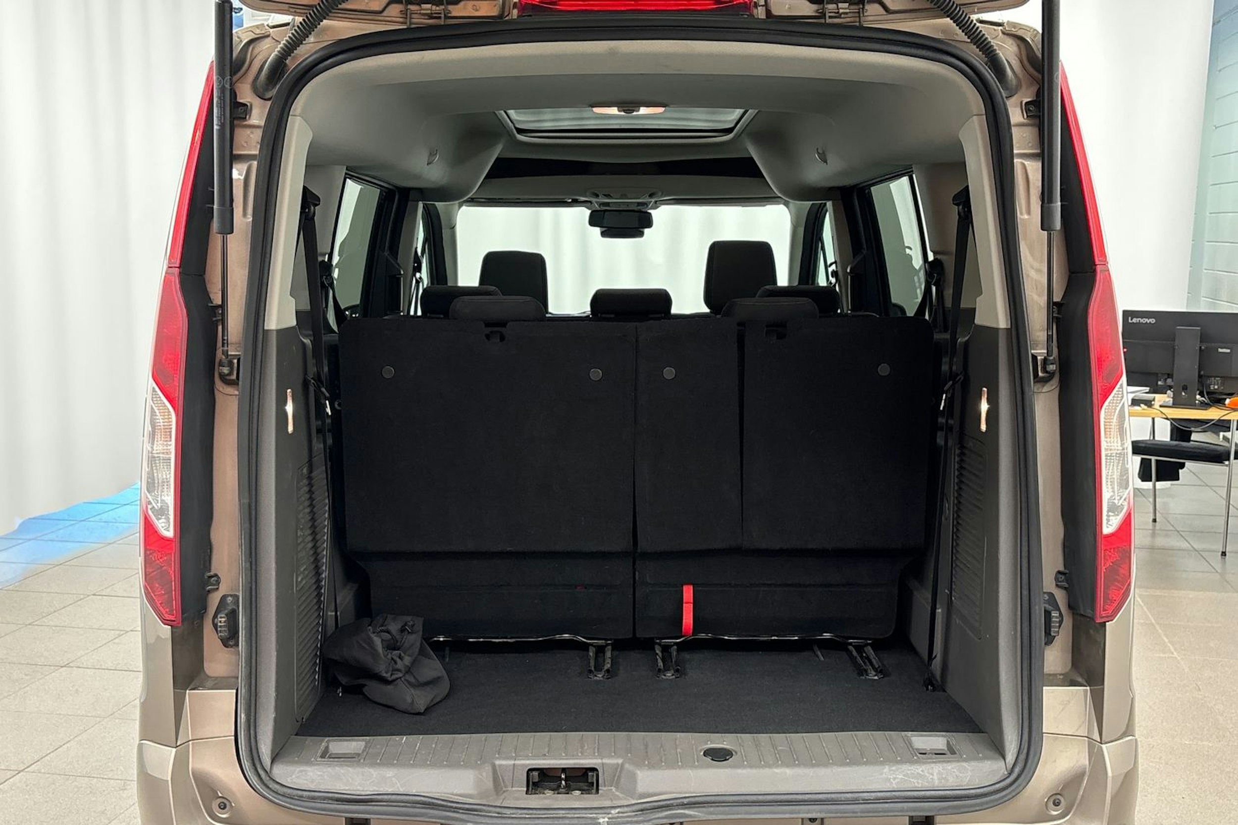 harmaa Ford Grand Tourneo Connect 2018 kuva 20.