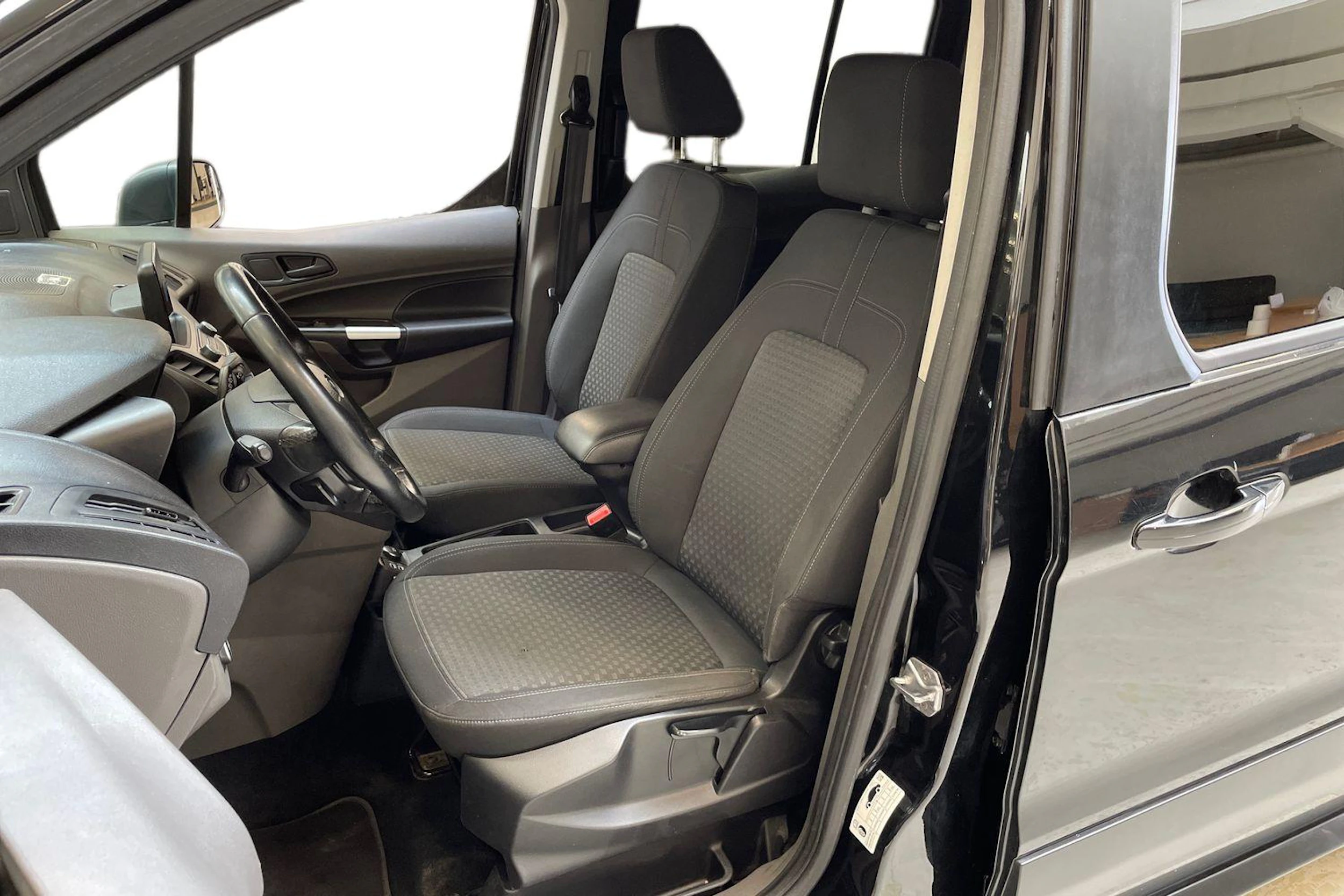 musta Ford Grand Tourneo Connect 2019 kuva 8.