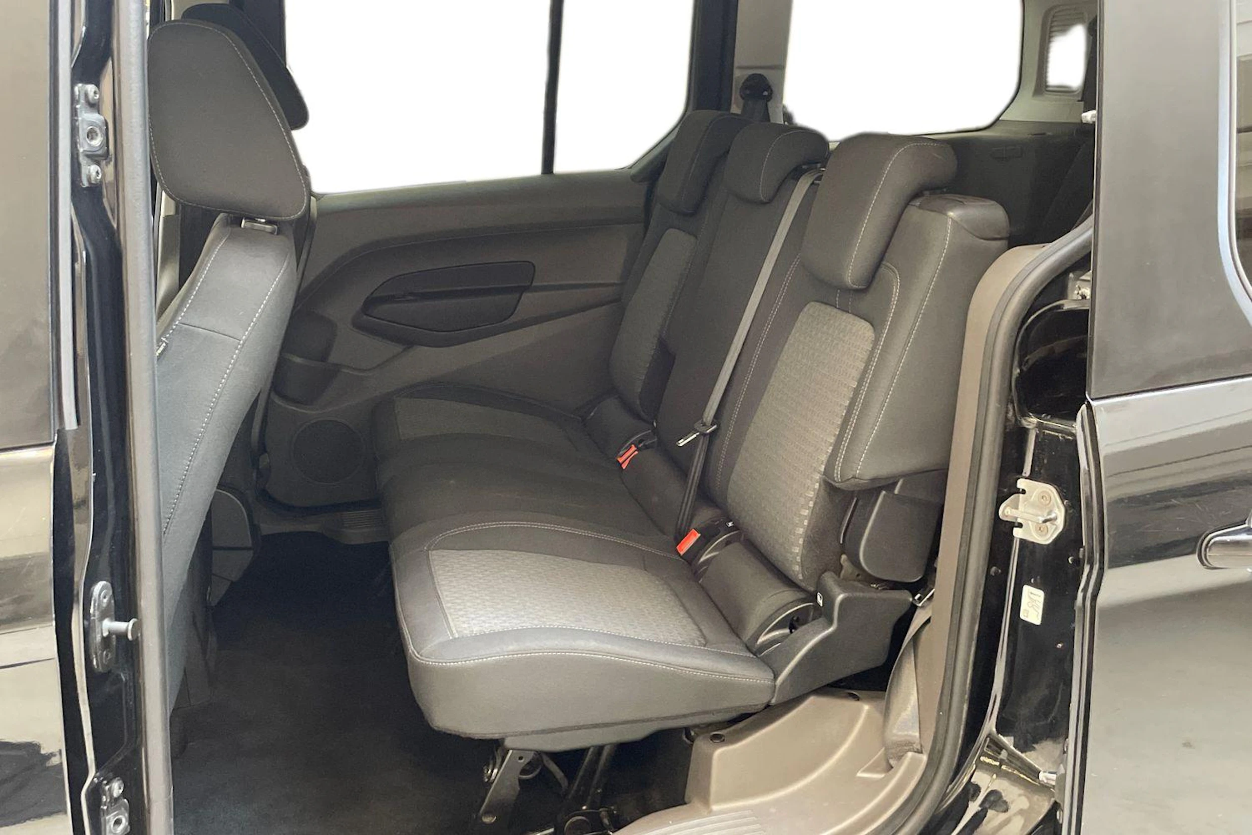 musta Ford Grand Tourneo Connect 2019 kuva 11.