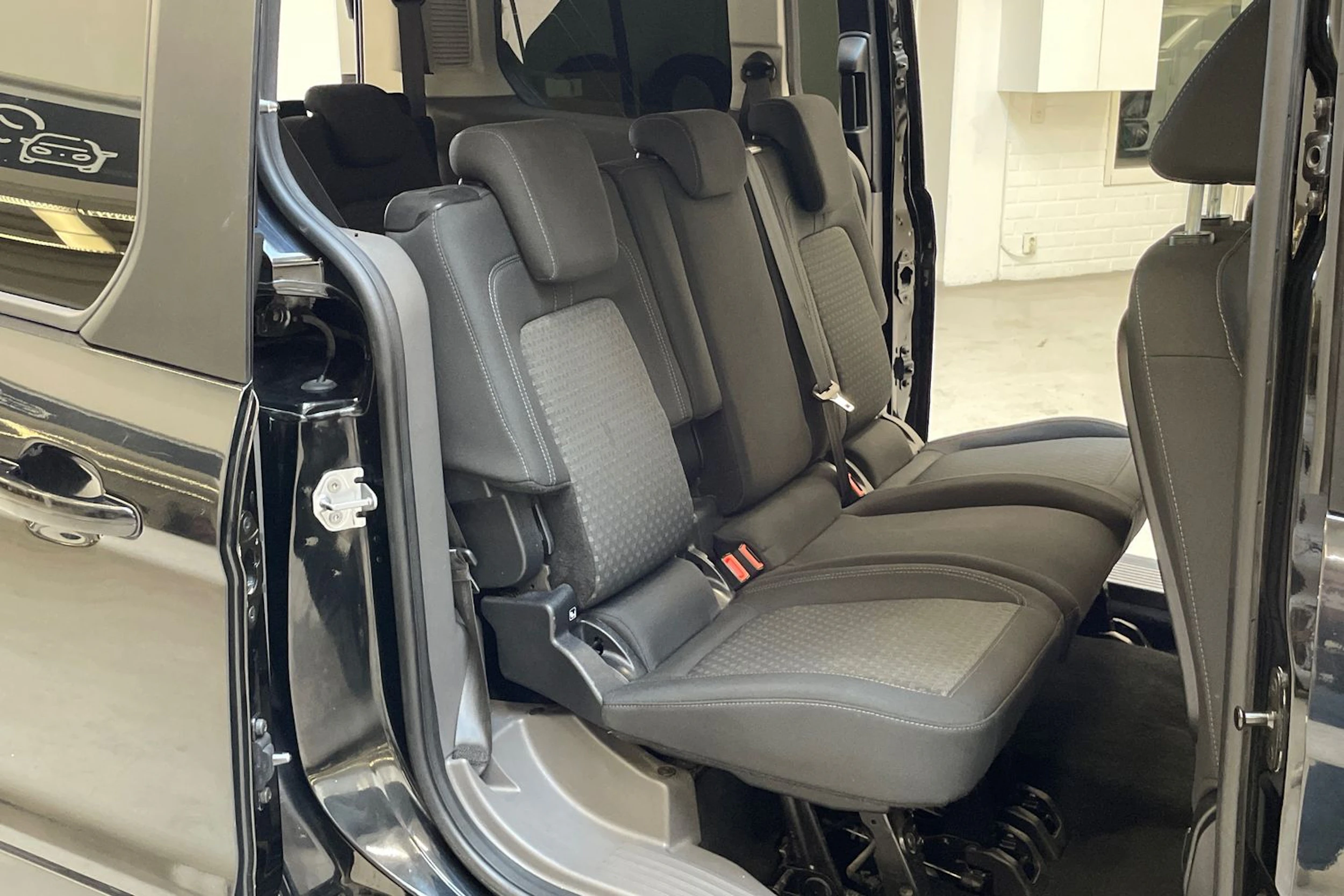 musta Ford Grand Tourneo Connect 2019 kuva 13.