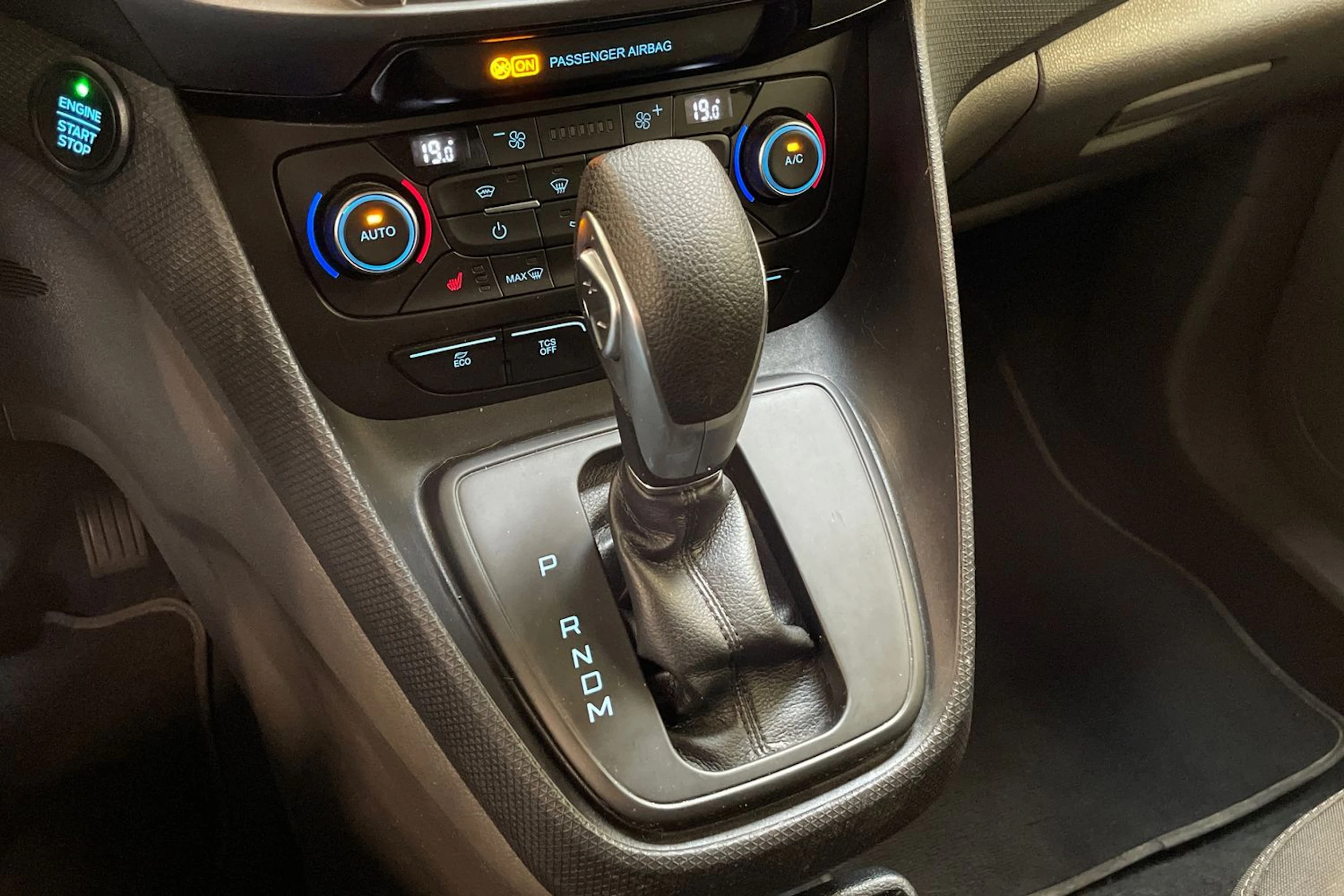 musta Ford Grand Tourneo Connect 2019 kuva 28.