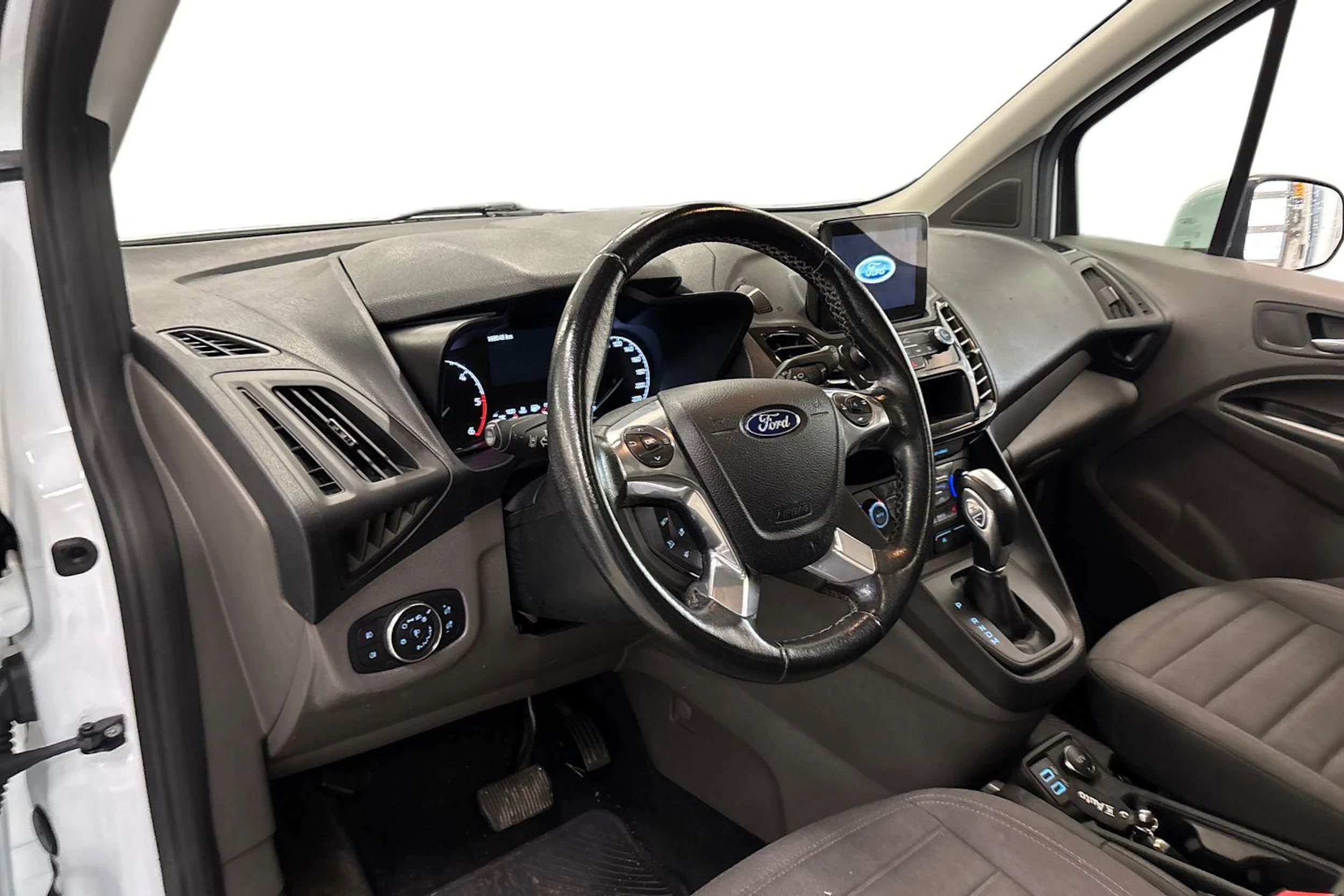 valkoinen Ford Grand Tourneo Connect 2020 kuva 3.
