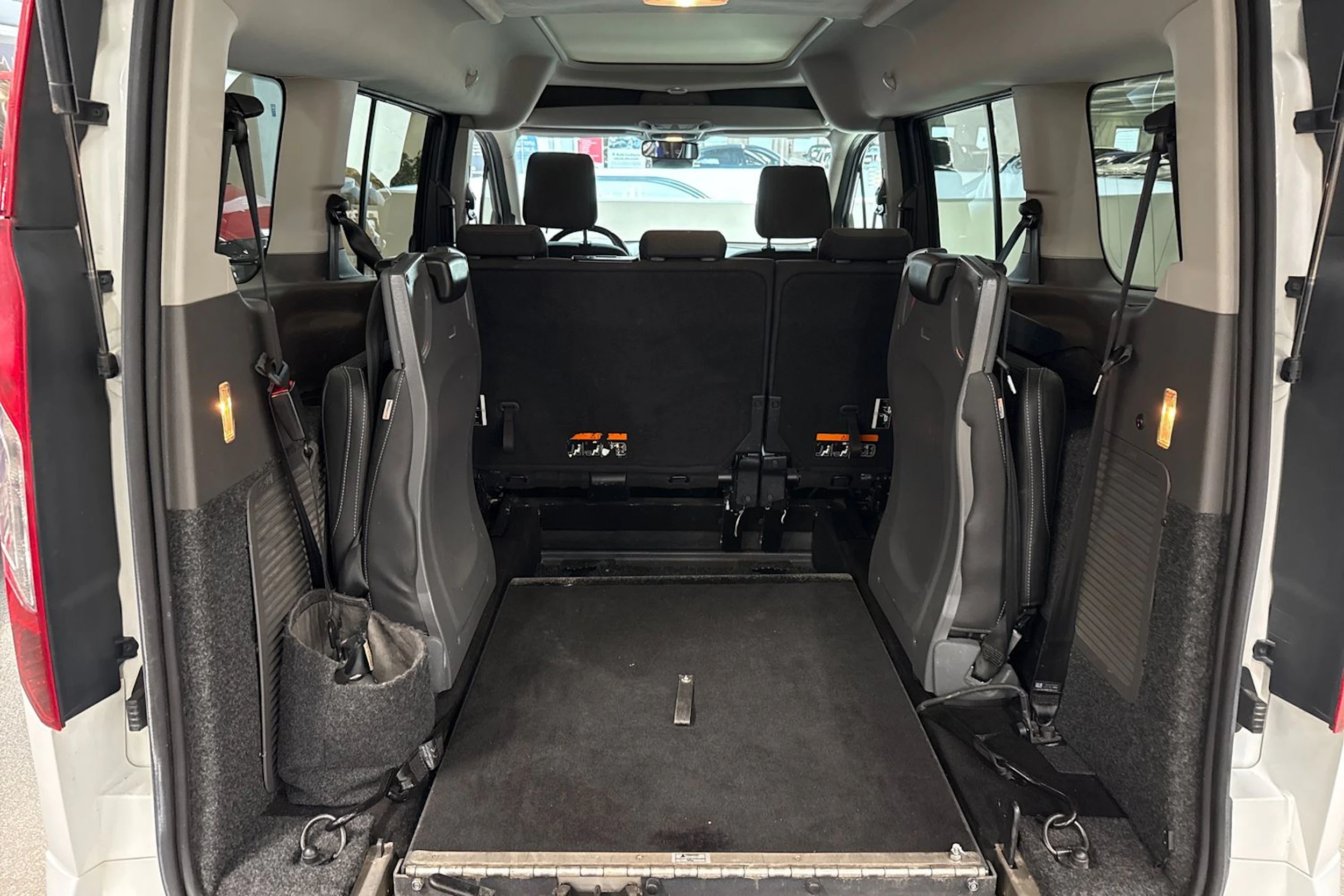 valkoinen Ford Grand Tourneo Connect 2020 kuva 16.