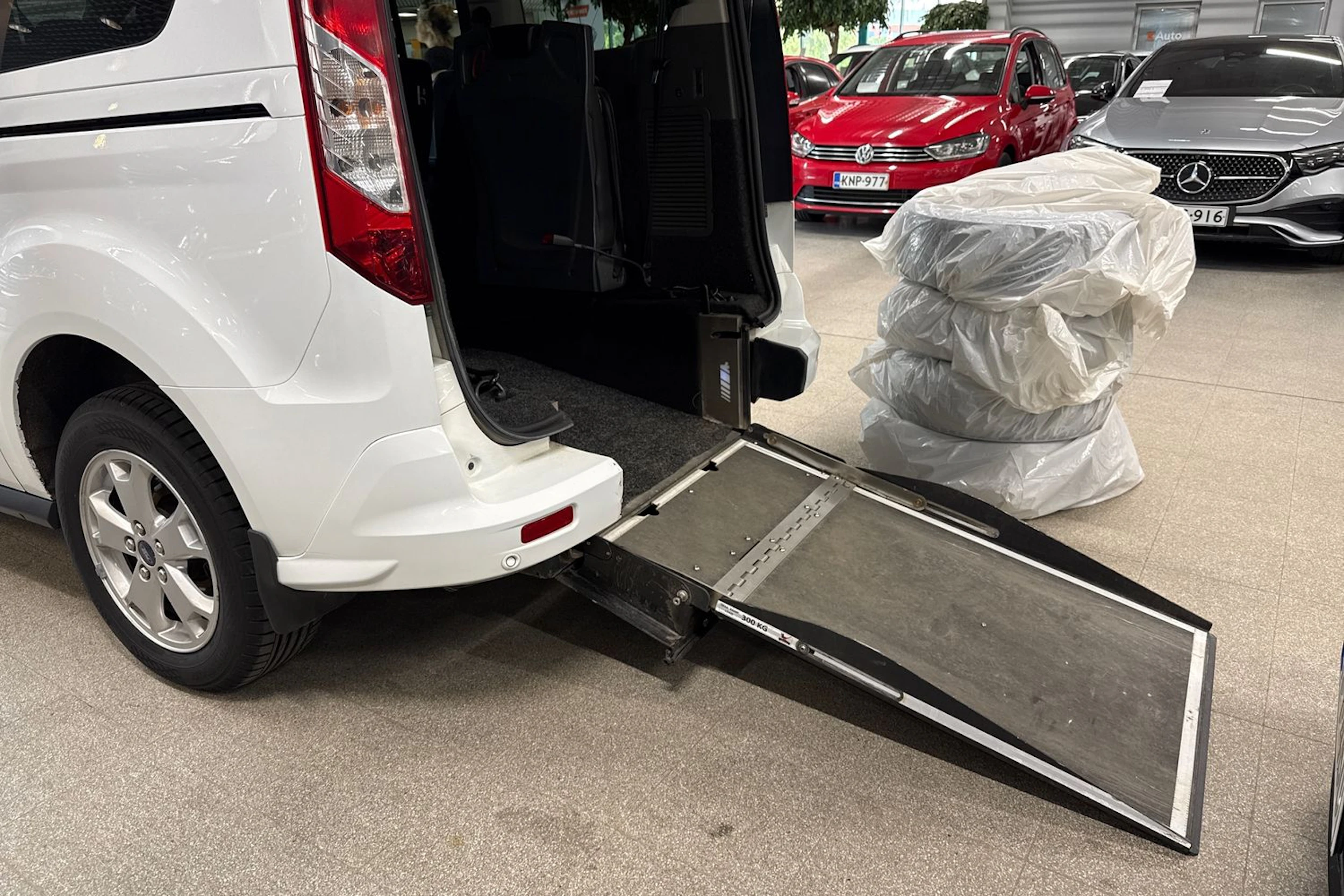 valkoinen Ford Grand Tourneo Connect 2020 kuva 18.