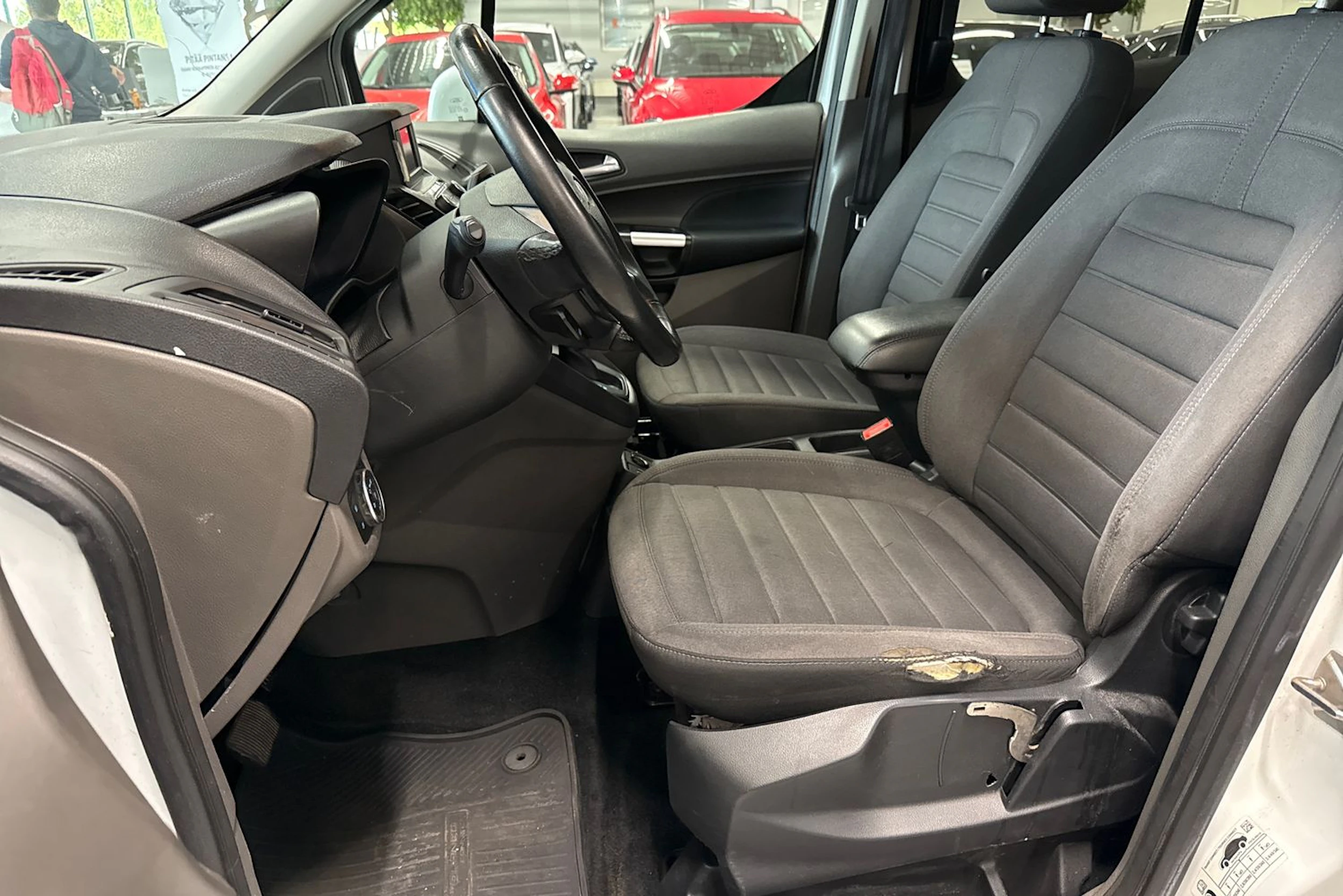 valkoinen Ford Grand Tourneo Connect 2020 kuva 21.