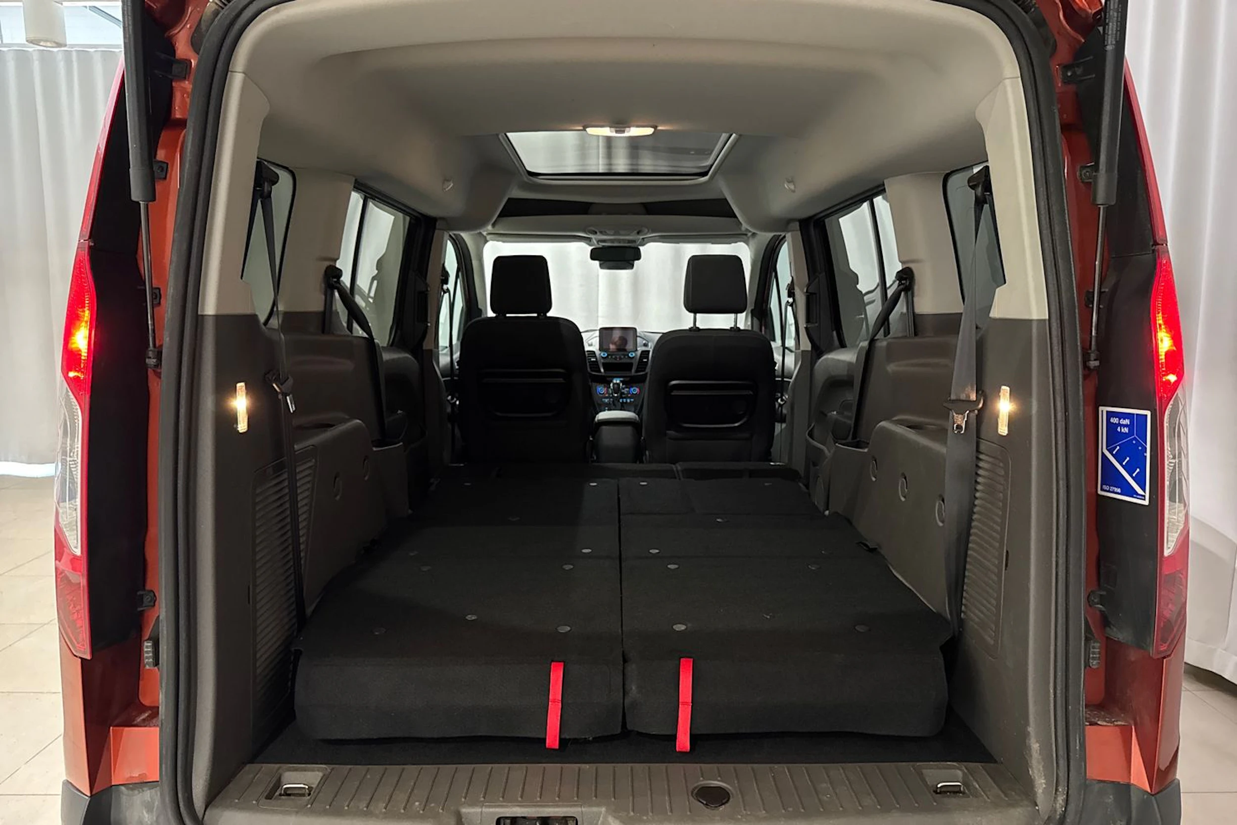 punainen Ford Grand Tourneo Connect 2021 kuva 12.